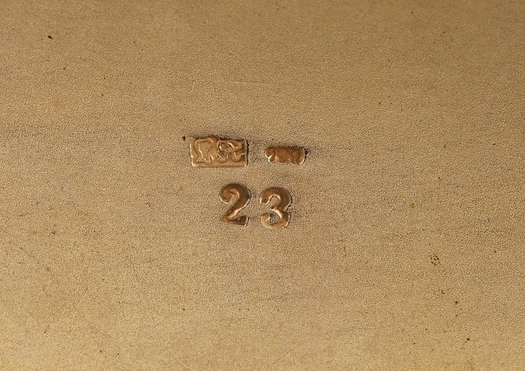 Detail b: Zigarettenetui, deutsch um 1910, 900er Silber, Innenvergoldung, Meistermarke LOUIS KUPPENHEIM, Boden und Deckel, guill. und transluzid saphirblau ...