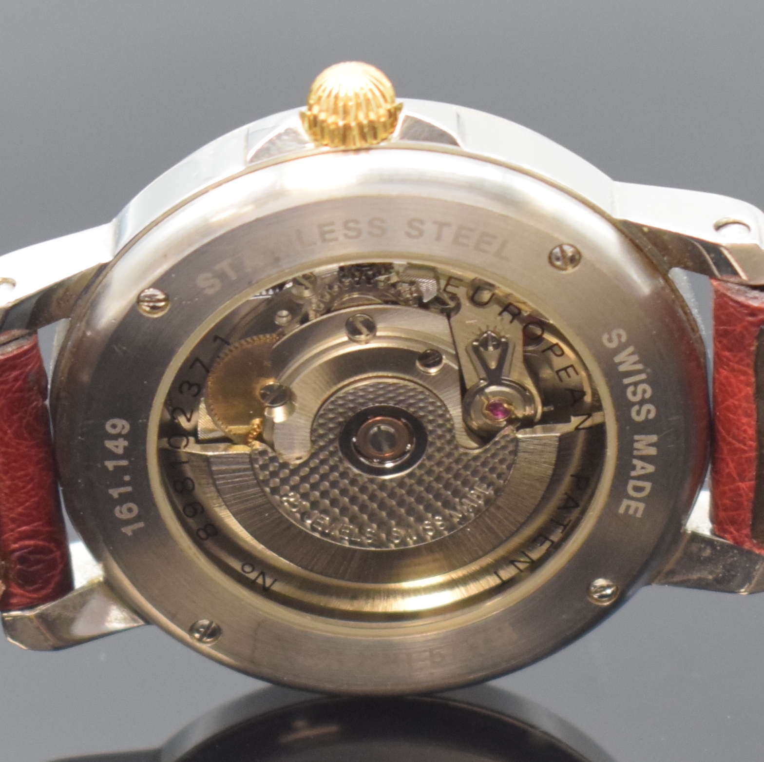 Detail d: JEAN MARCEL Herrenarmbanduhr mit wandernder springender Stunde, Schweiz um 1995, Automatik, beids. vergl. Geh. in Stahl, Boden 4-fach verschr., Krone ...