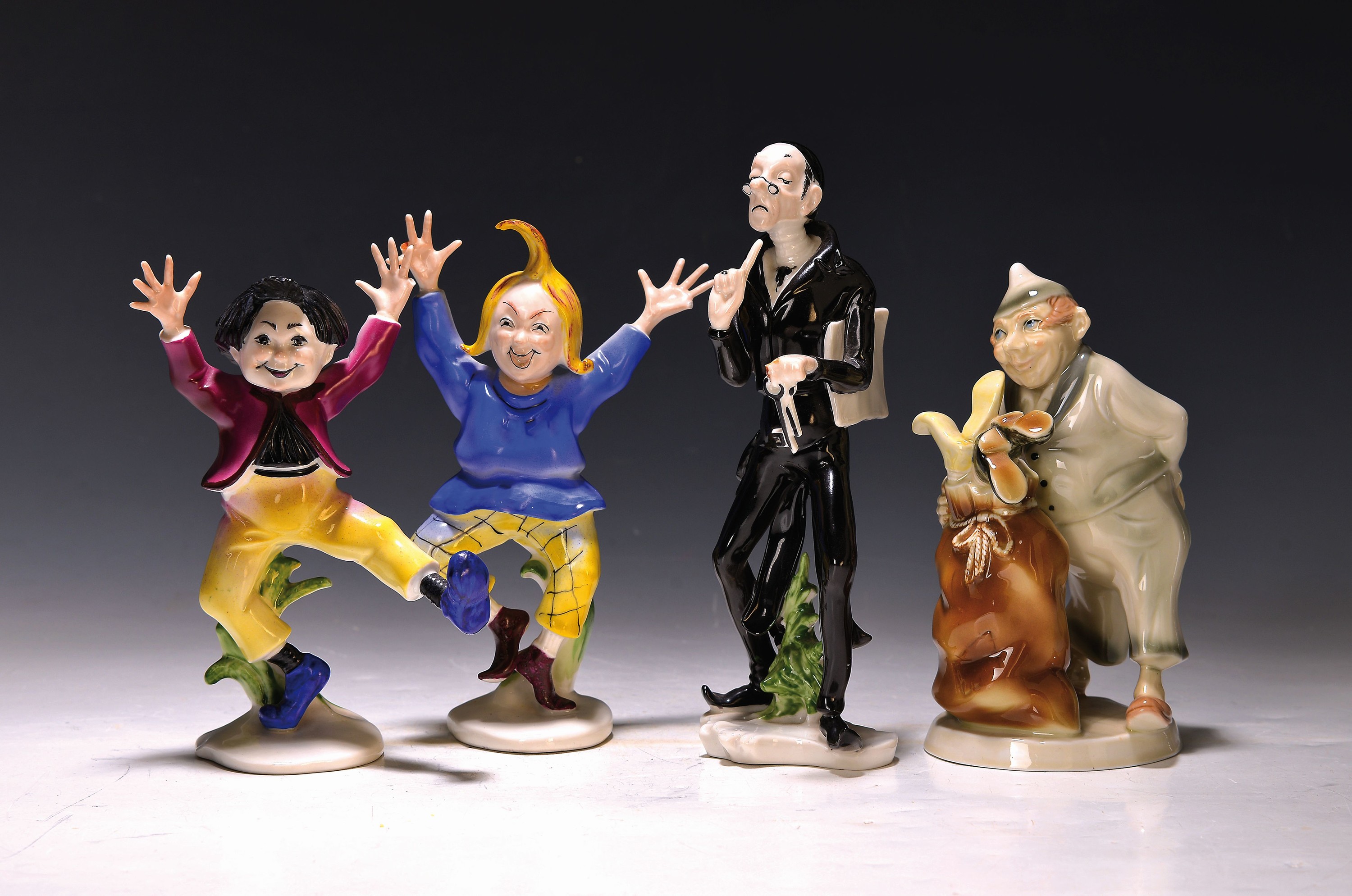4 Porzellanfiguren zu Max und Moritz, 3 x Ens: Max und Moritz H. 17cm, je ein Finger fehlend, Lehrer Lämpel, an einer Hand besch., H. 21 cm und ...