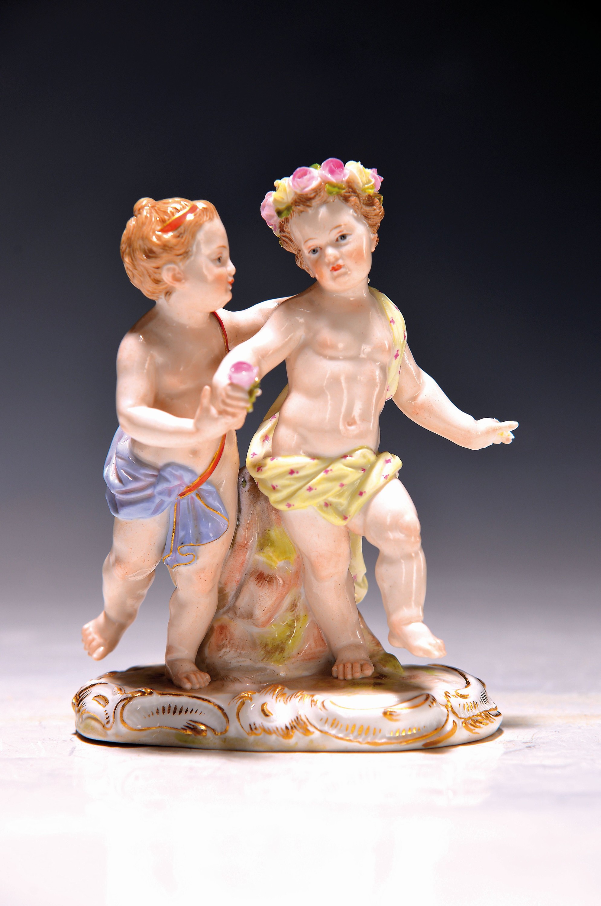 Amorettengruppe, Meissen, Knaufzeit, Entw. J.J. Kaendler, 1.Wahl, Porzellan, farbig staffiert, Modellnr. 2990, Bossierernr. 162, H. 12 cm, ...