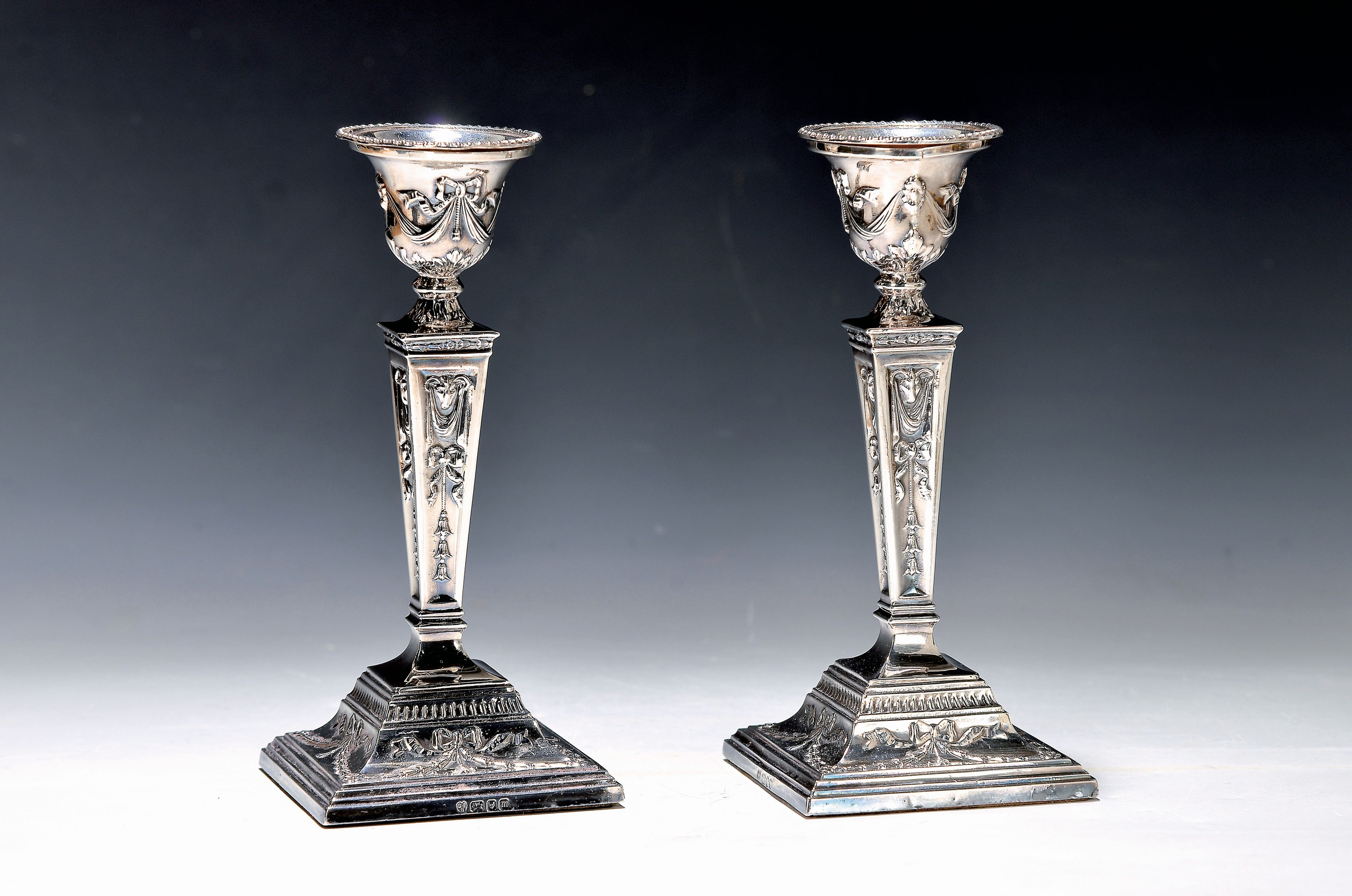 Paar Kerzenleuchter, London, Sterlingsilber, klassizistischer Dekor, gefüllt, l. verbeult, H. ca. 20 cm