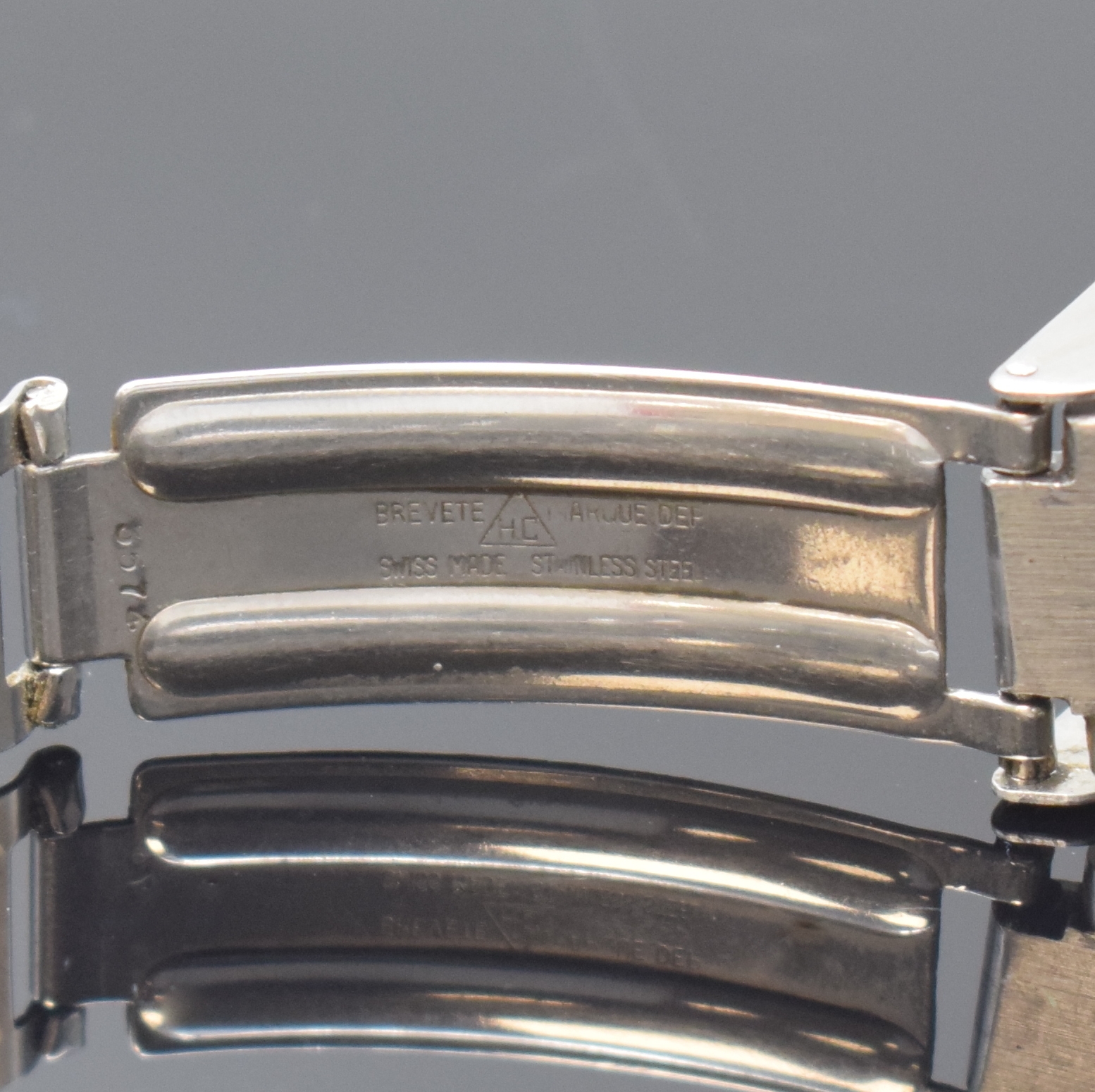 Detail b: BWC Herrenchronograph in Stahl, Schweiz um 1975, Automatik, Boden verschr., neutr. Stahlband m. Faltschl., silb. Zifferbl. m. aufges. Std.-Ind., ...