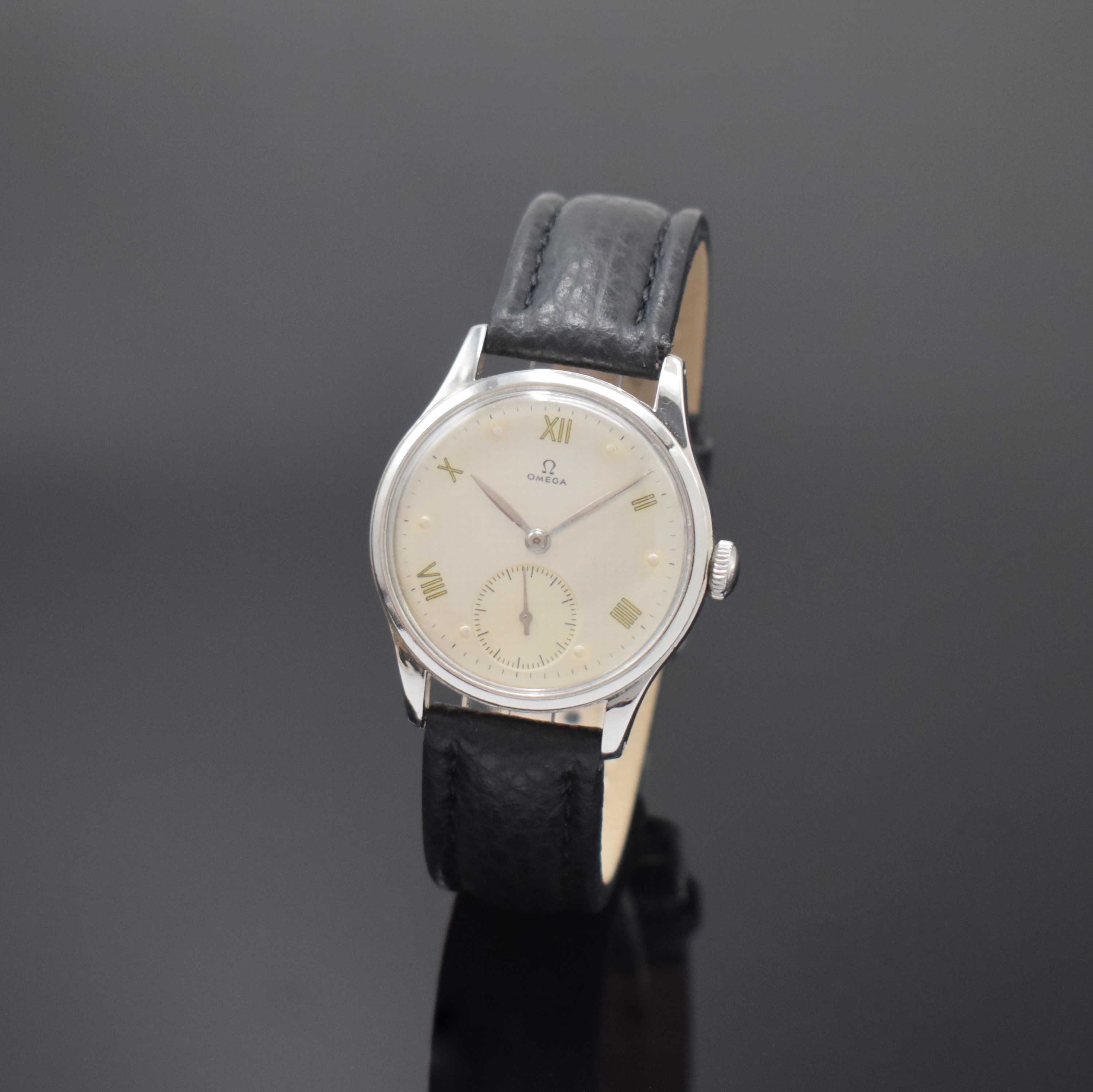 OMEGA Souverän Herrenarmbanduhr Referenz 2400 -7 in Stahl, Schweiz um 1947, Handaufzug, Boden verschr., silb. Zifferbl. rest., silb. Zeiger, röm. ...