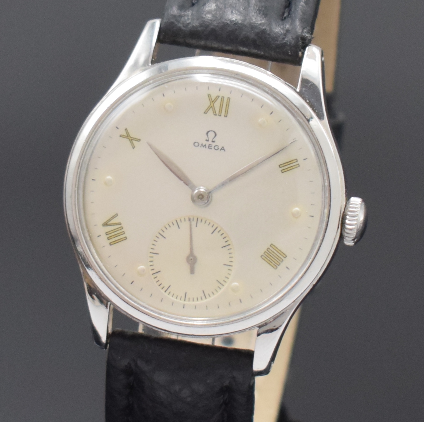 Detail a: OMEGA Souverän Herrenarmbanduhr Referenz 2400 -7 in Stahl, Schweiz um 1947, Handaufzug, Boden verschr., silb. Zifferbl. rest., silb. Zeiger, röm. ...