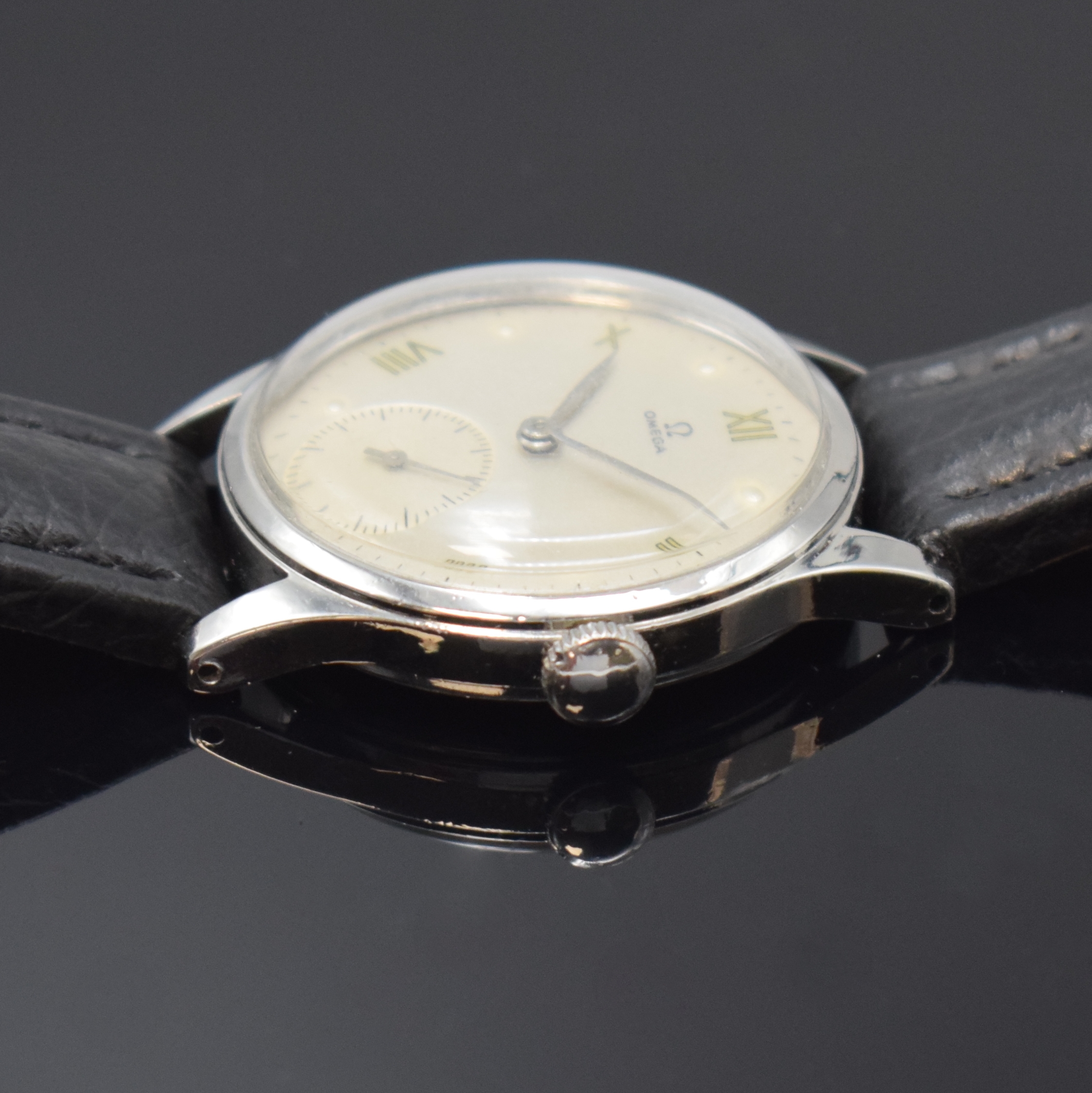 Detail b: OMEGA Souverän Herrenarmbanduhr Referenz 2400 -7 in Stahl, Schweiz um 1947, Handaufzug, Boden verschr., silb. Zifferbl. rest., silb. Zeiger, röm. ...