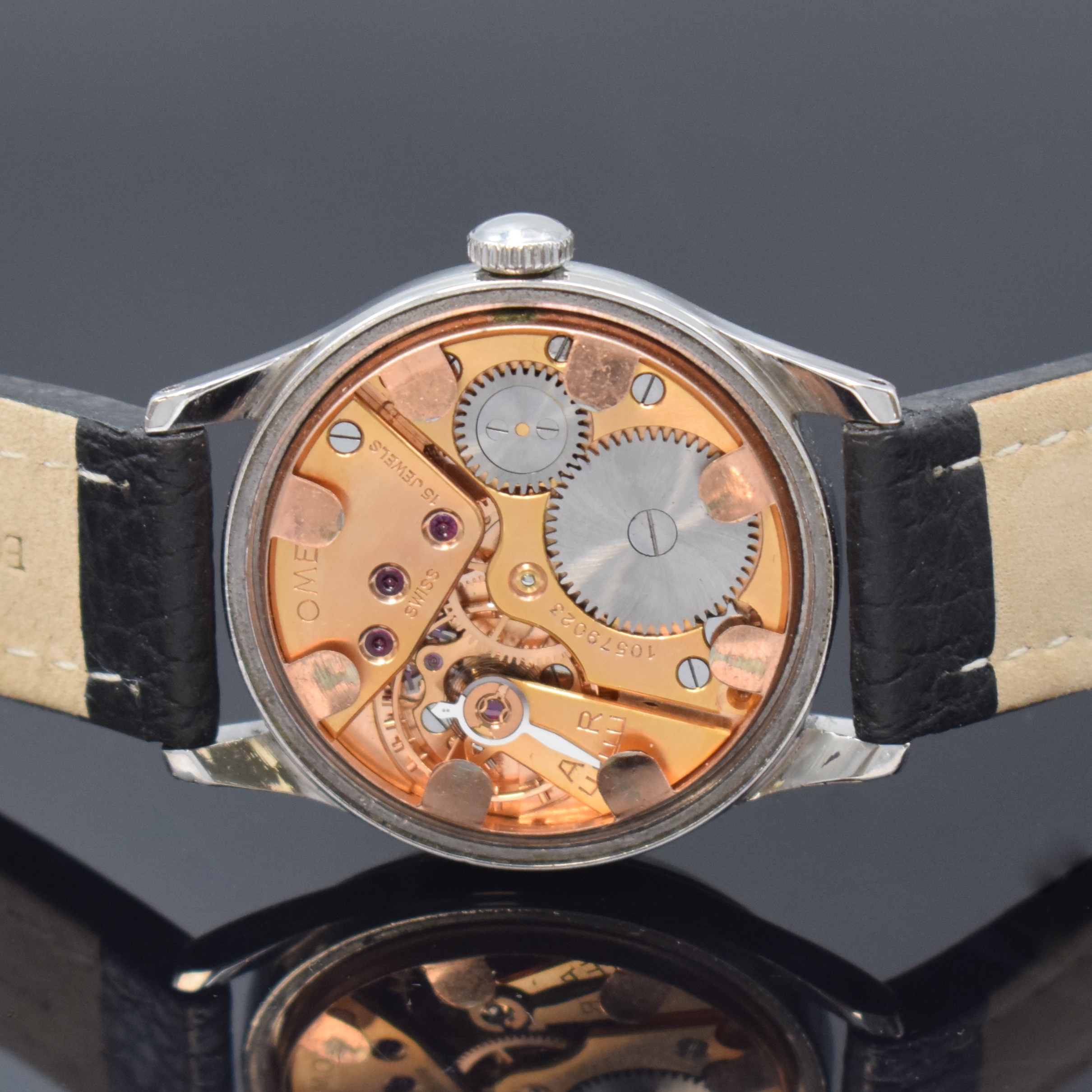 Detail d: OMEGA Souverän Herrenarmbanduhr Referenz 2400 -7 in Stahl, Schweiz um 1947, Handaufzug, Boden verschr., silb. Zifferbl. rest., silb. Zeiger, röm. ...