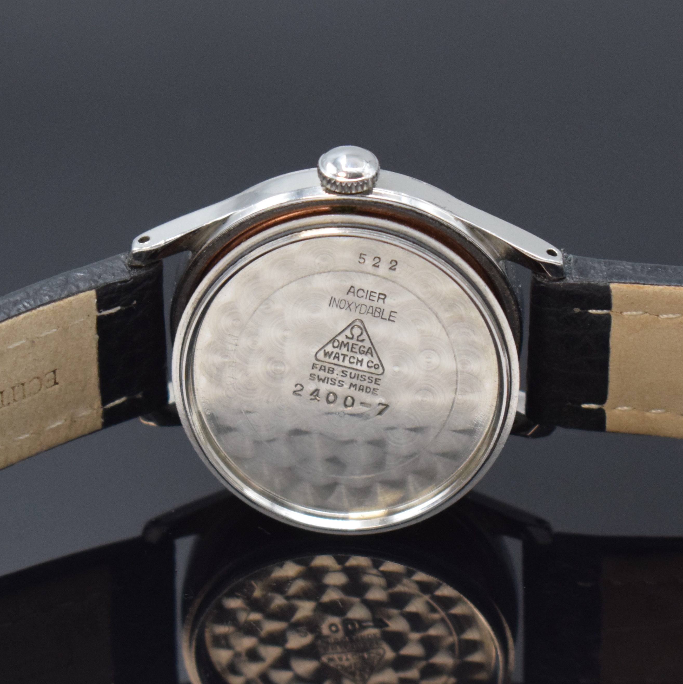 Detail e: OMEGA Souverän Herrenarmbanduhr Referenz 2400 -7 in Stahl, Schweiz um 1947, Handaufzug, Boden verschr., silb. Zifferbl. rest., silb. Zeiger, röm. ...