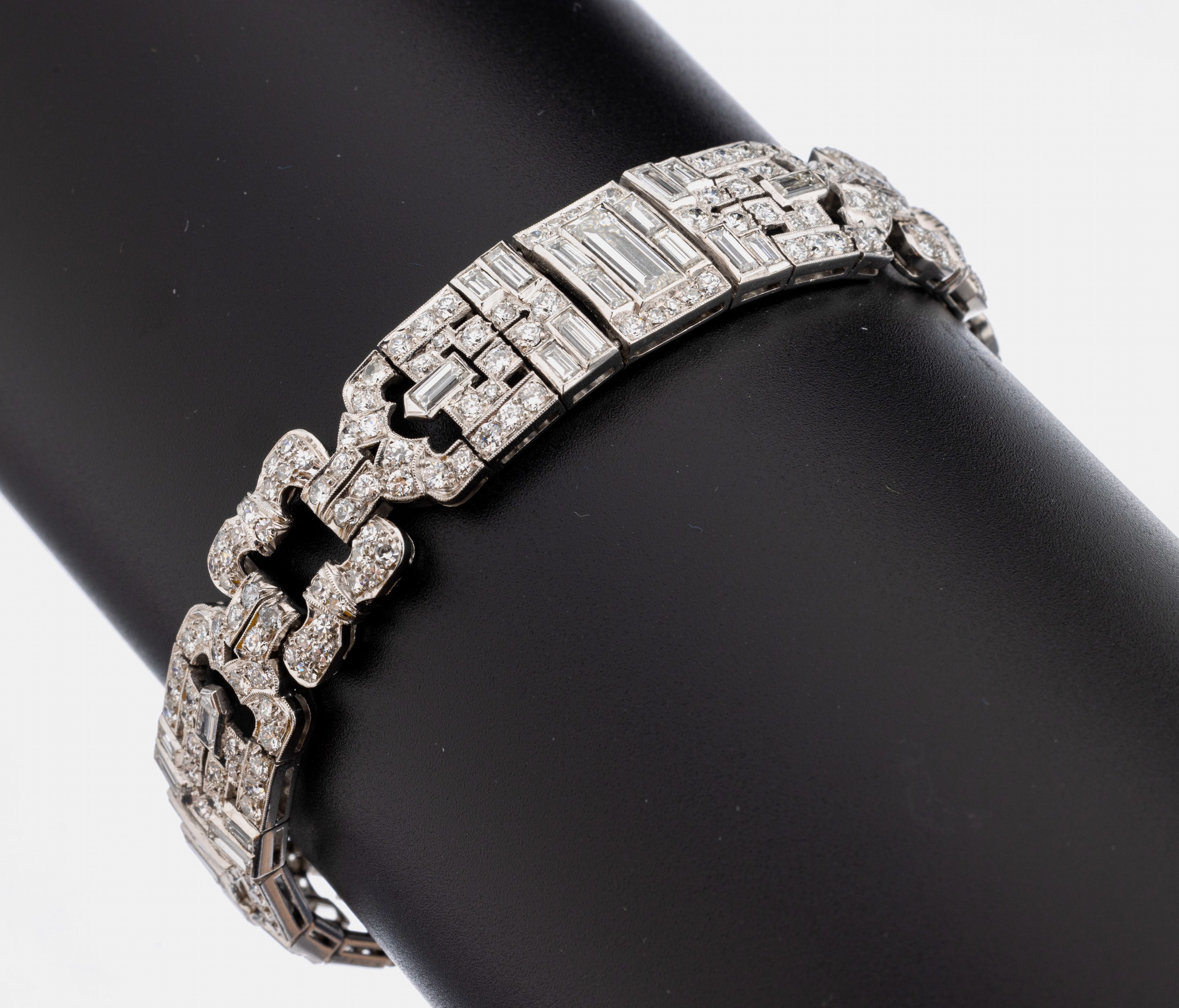 Platin Diamant-Armband, wohl Frankreich um 1925/30, Platin geprüft, Millegriffverz., 252 Brillanten und Diamanten zus. ca. 7.00 ct feines ...