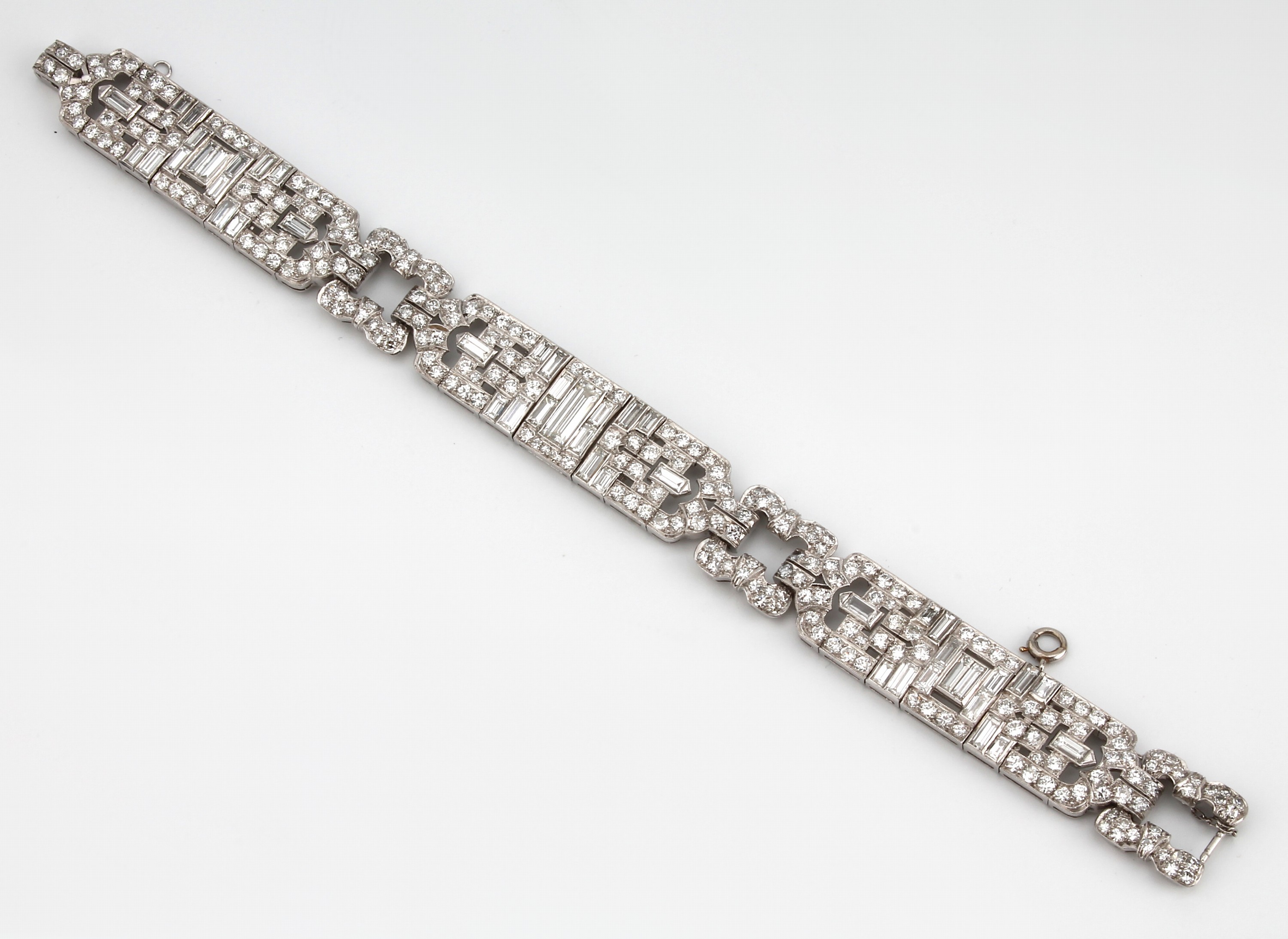 Detail a: Platin Diamant-Armband, wohl Frankreich um 1925/30, Platin geprüft, Millegriffverz., 252 Brillanten und Diamanten zus. ca. 7.00 ct feines ...