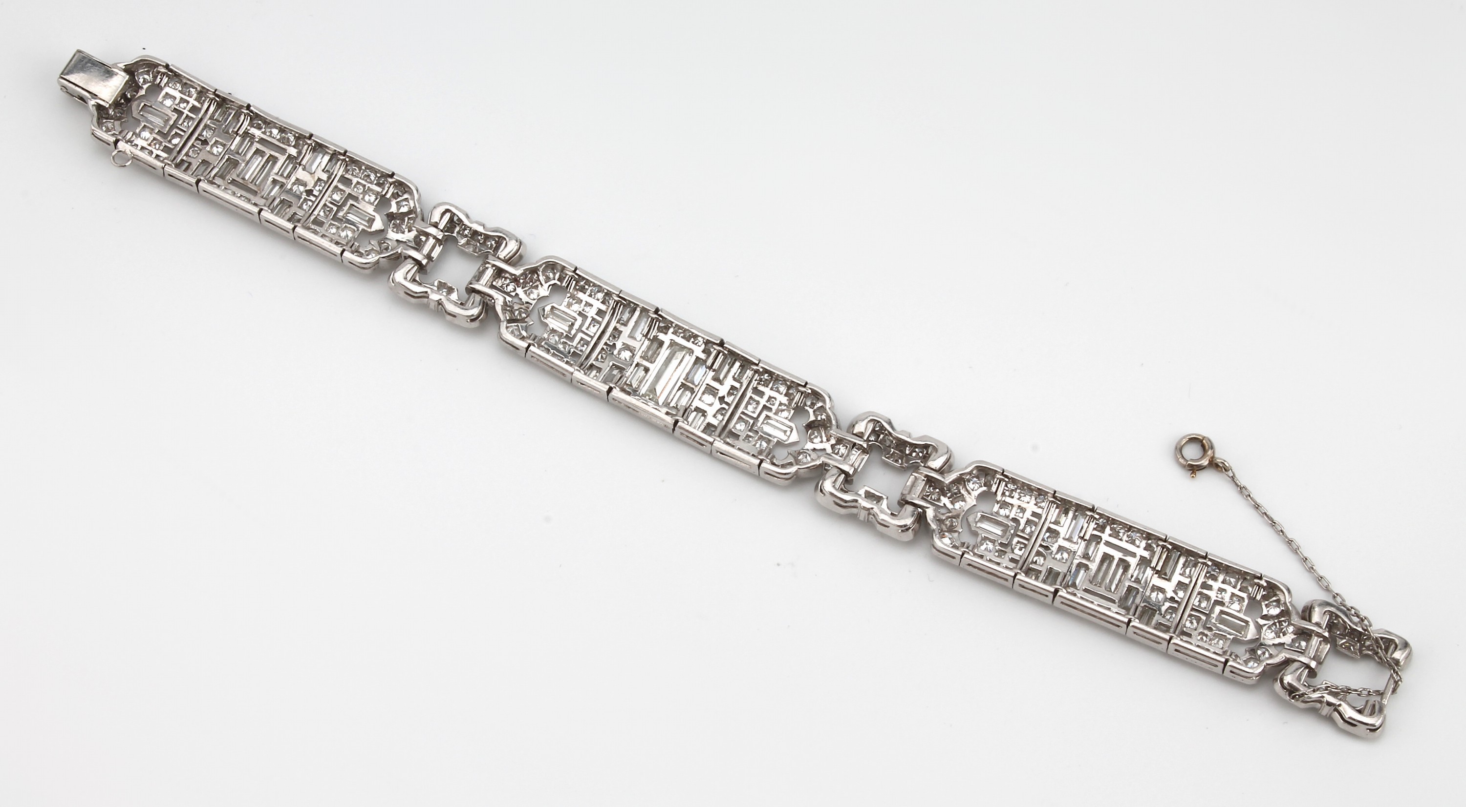 Detail b: Platin Diamant-Armband, wohl Frankreich um 1925/30, Platin geprüft, Millegriffverz., 252 Brillanten und Diamanten zus. ca. 7.00 ct feines ...