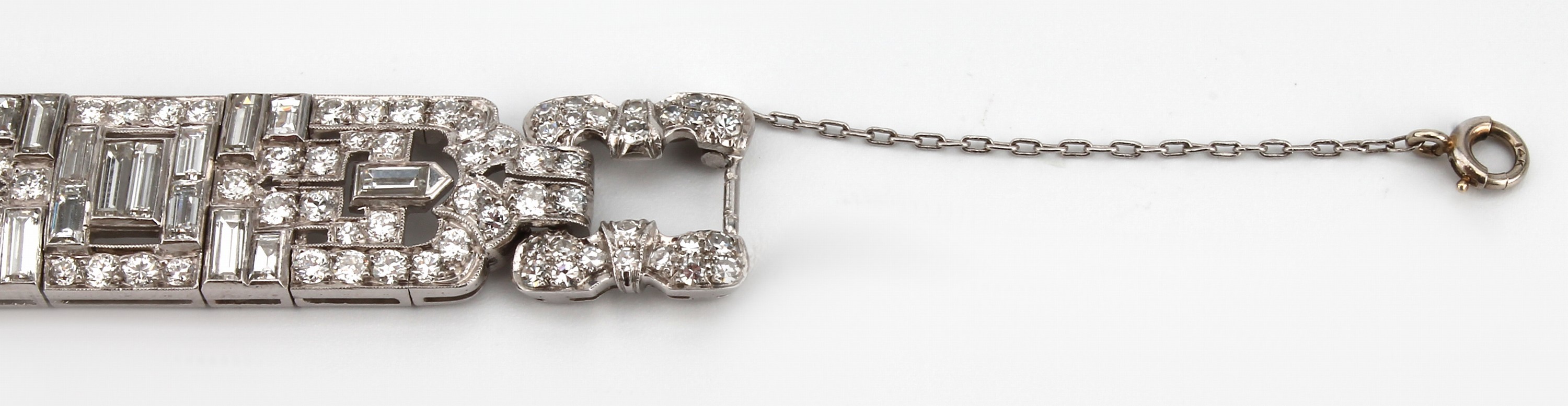 Detail c: Platin Diamant-Armband, wohl Frankreich um 1925/30, Platin geprüft, Millegriffverz., 252 Brillanten und Diamanten zus. ca. 7.00 ct feines ...