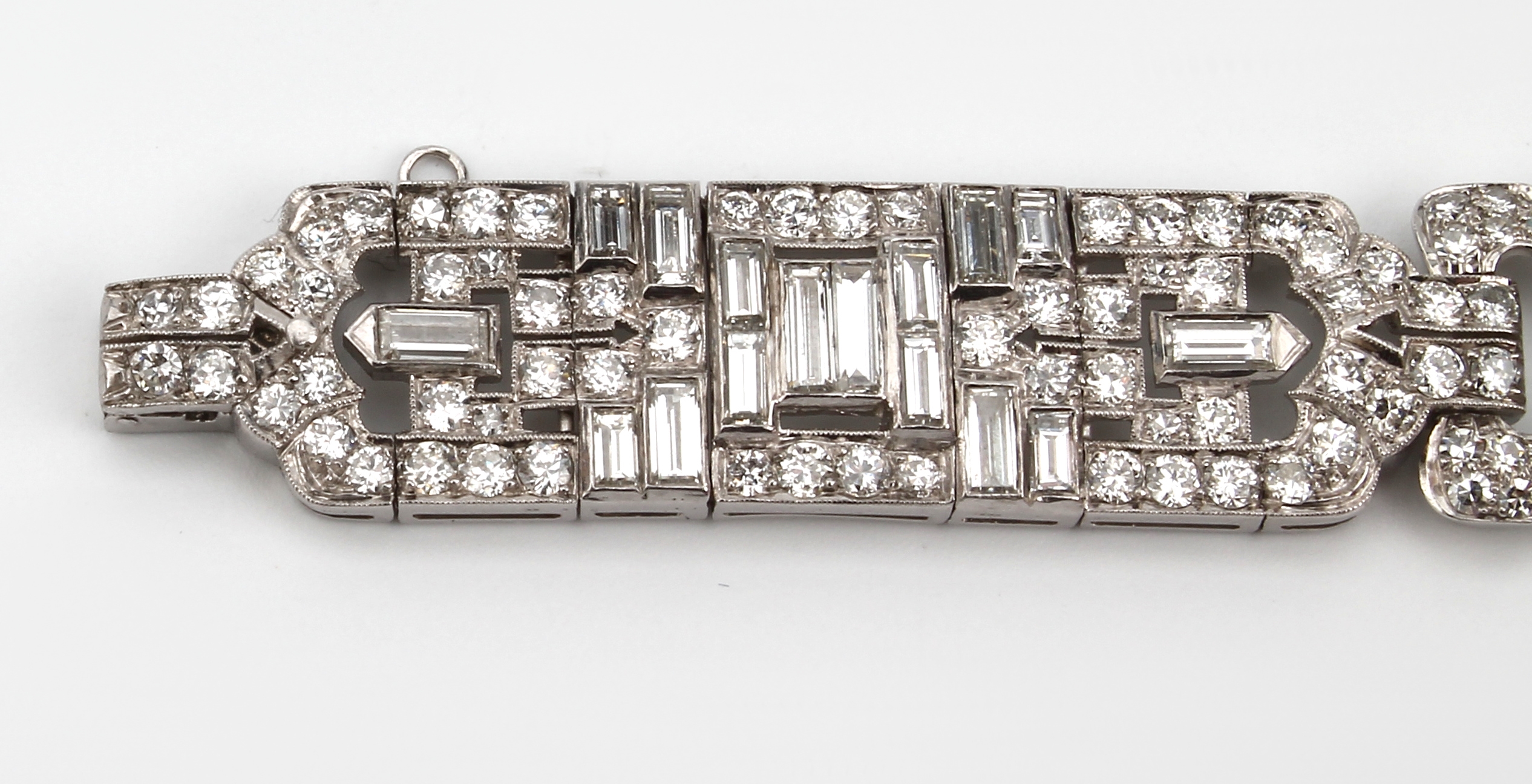 Detail d: Platin Diamant-Armband, wohl Frankreich um 1925/30, Platin geprüft, Millegriffverz., 252 Brillanten und Diamanten zus. ca. 7.00 ct feines ...