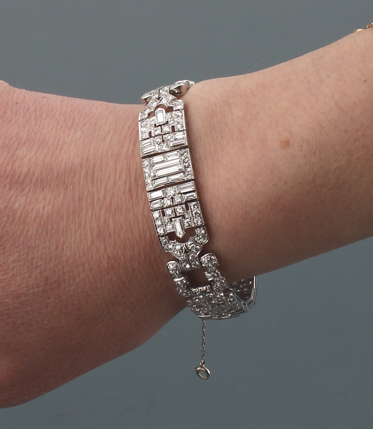 Detail f: Platin Diamant-Armband, wohl Frankreich um 1925/30, Platin geprüft, Millegriffverz., 252 Brillanten und Diamanten zus. ca. 7.00 ct feines ...
