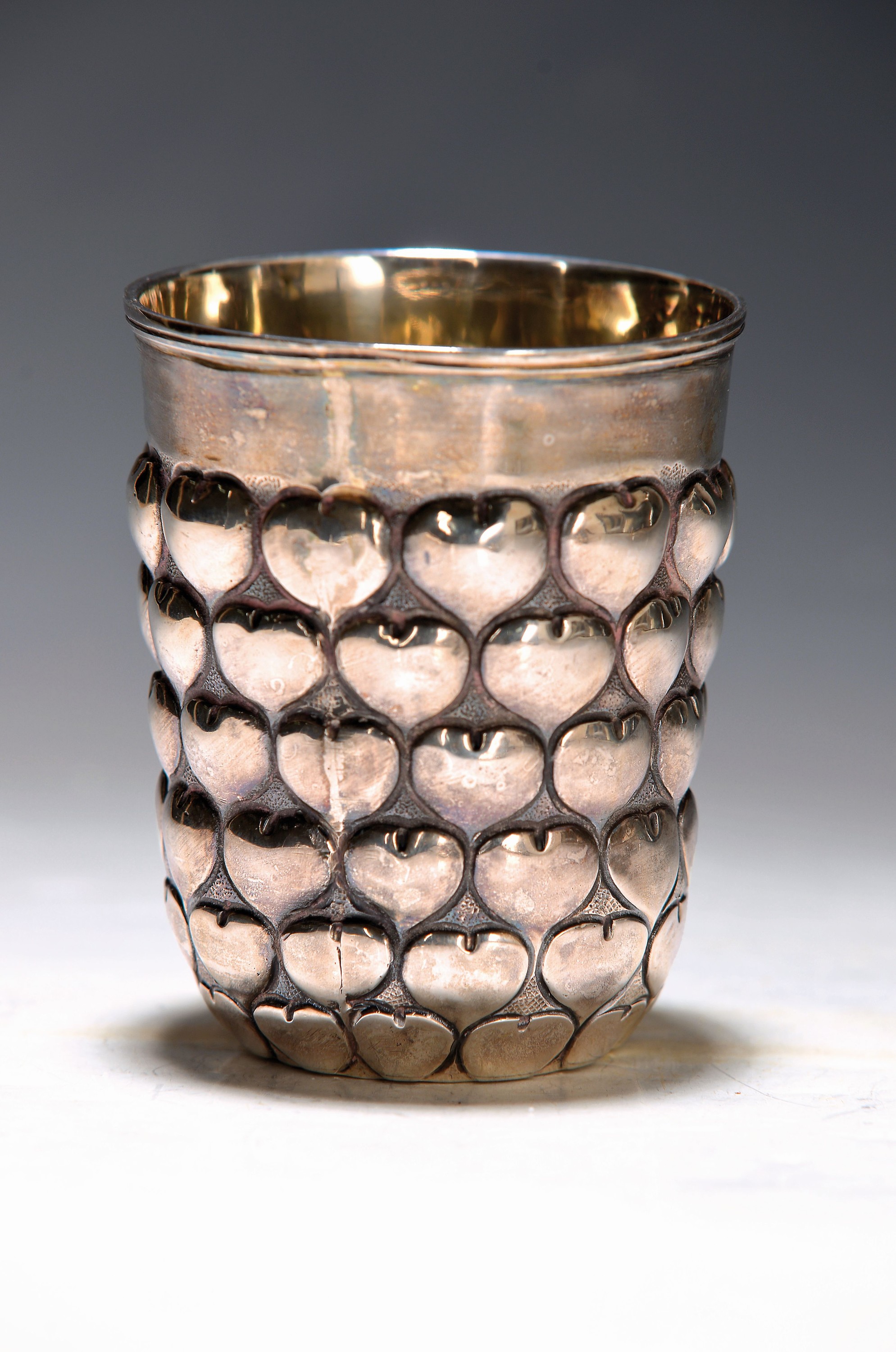 Schwerer Herzbecher, wohl Neresheim, deutsch, 1920/30er Jahre, 835er Silber, schwere Qualität, ca. 250 g, H. ca. 9.5 cm, qualitätvolle Verarbeitung