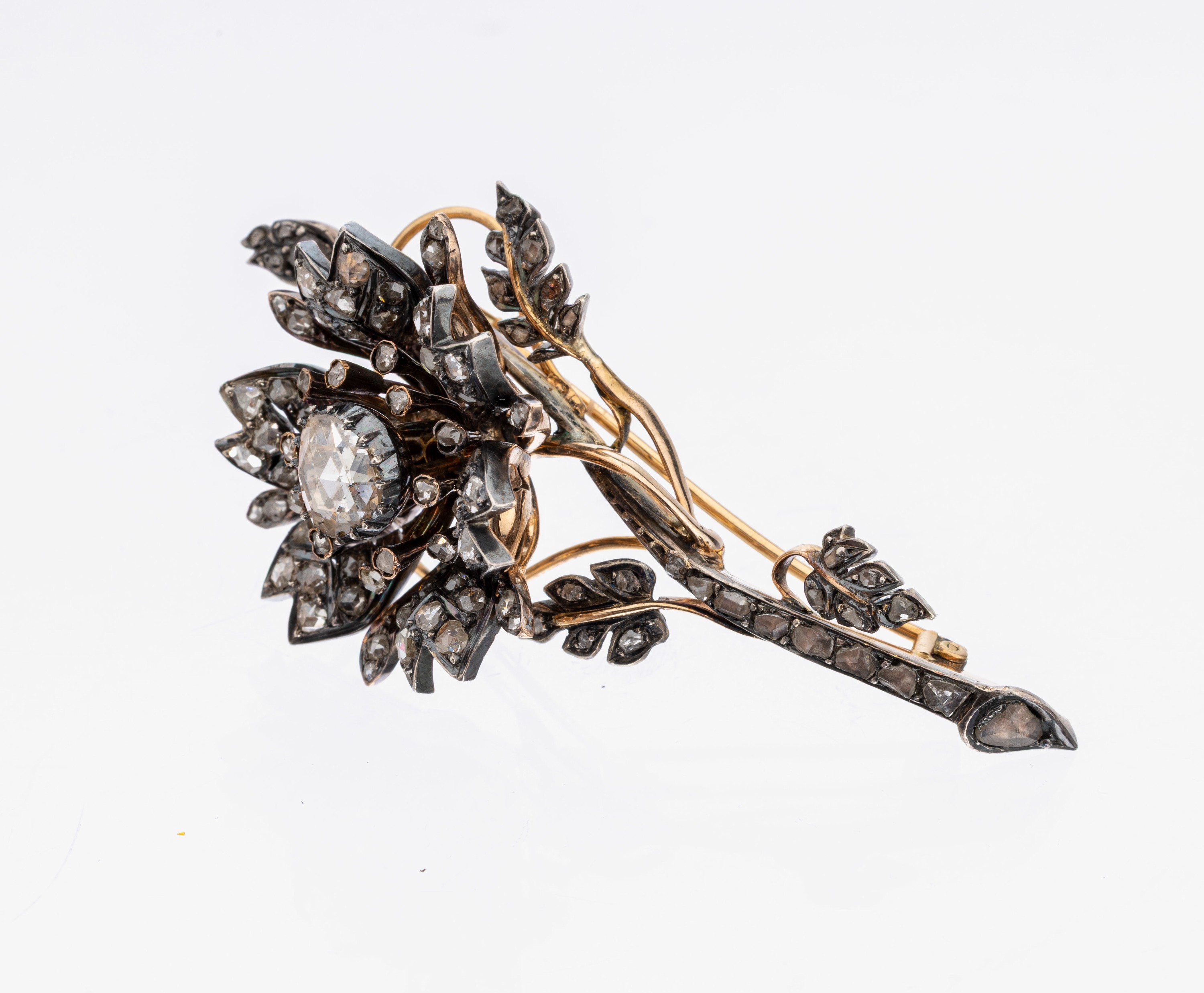 Detail b: Aufwändige 18 kt Gold Diamant-Blütenbrosche, um 1830/40, GG 750/000 geprüft, Schauseite zeittyp. in Silber gearbeitet, plastische Ausführung ...
