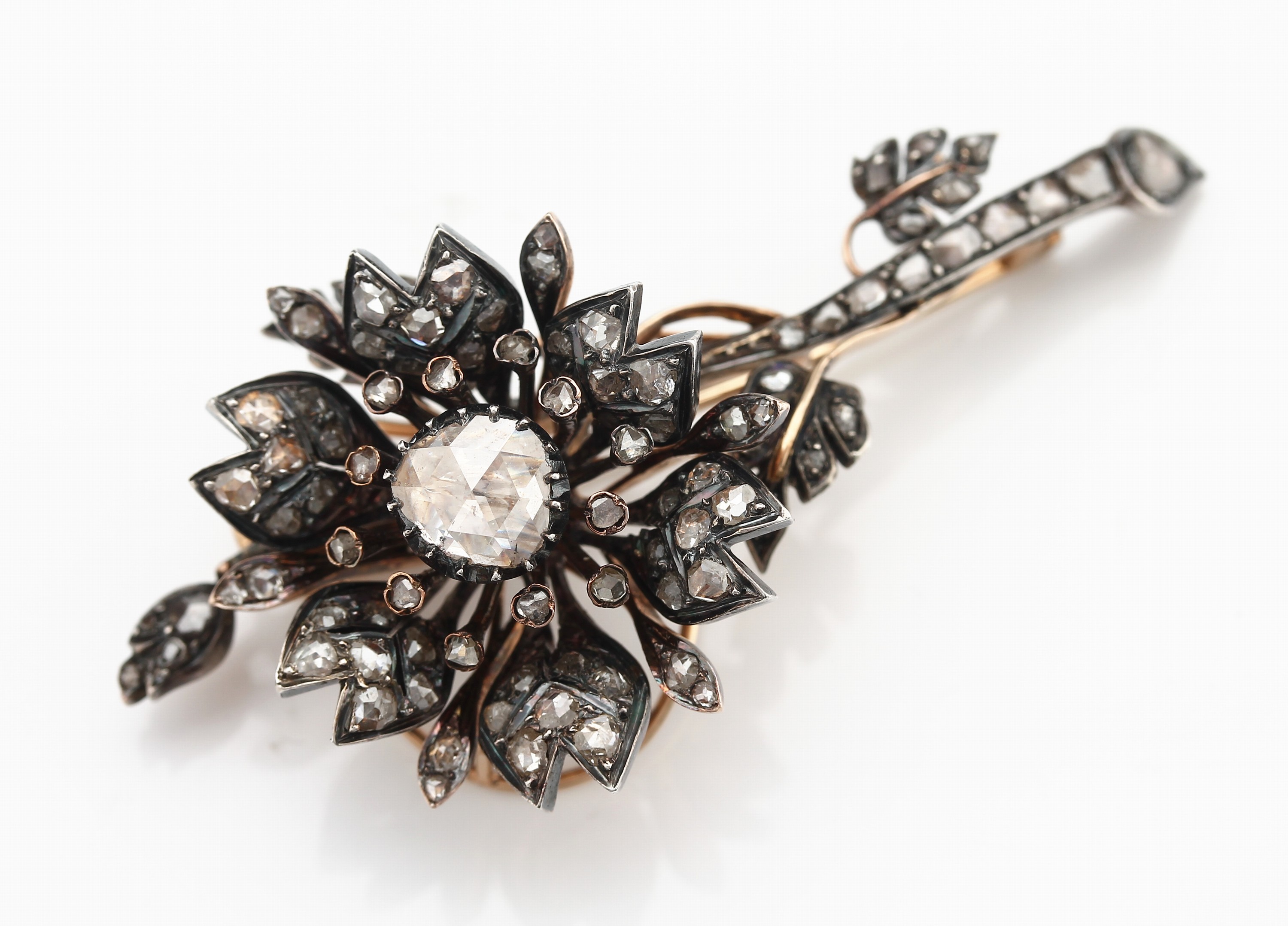 Detail c: Aufwändige 18 kt Gold Diamant-Blütenbrosche, um 1830/40, GG 750/000 geprüft, Schauseite zeittyp. in Silber gearbeitet, plastische Ausführung ...