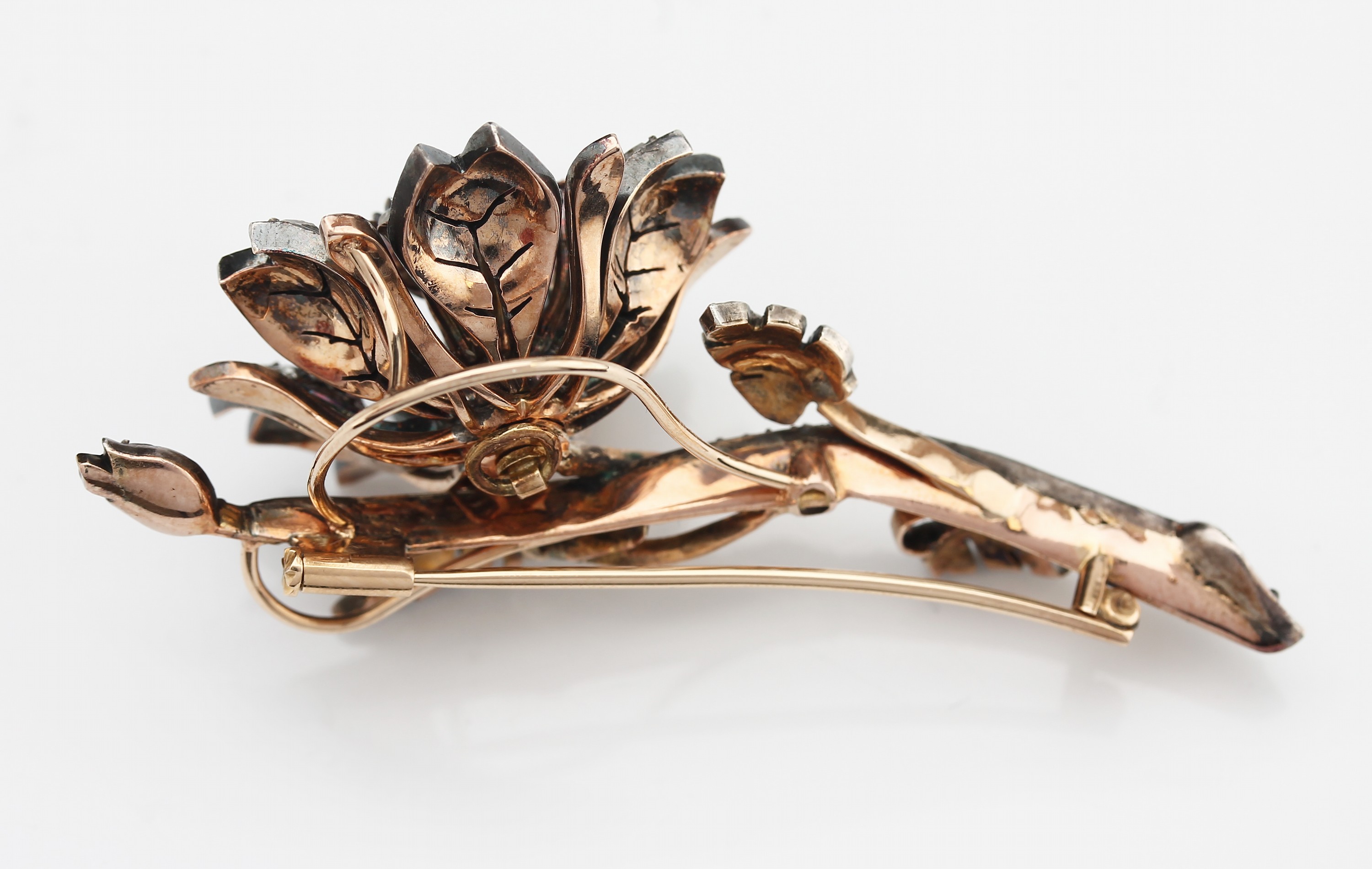 Detail e: Aufwändige 18 kt Gold Diamant-Blütenbrosche, um 1830/40, GG 750/000 geprüft, Schauseite zeittyp. in Silber gearbeitet, plastische Ausführung ...
