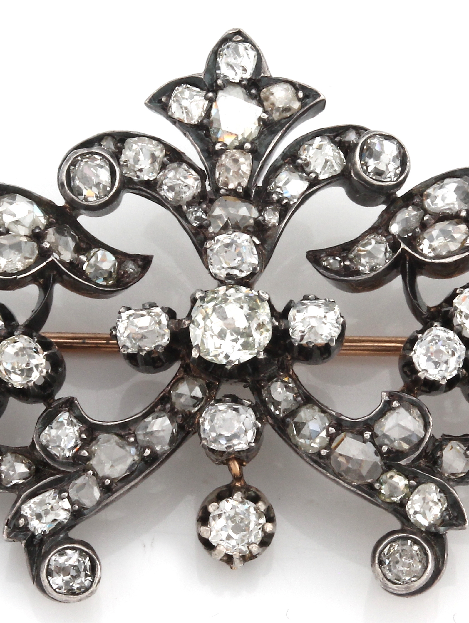 Detail b: 18 kt Gold Diamant-Brosche, wohl Frankreich um1880/90, GG 750/000 gepr., Schauseite zeittyp. in Silber gearbeitet, geom., 74 Altschliff-Diamanten ...