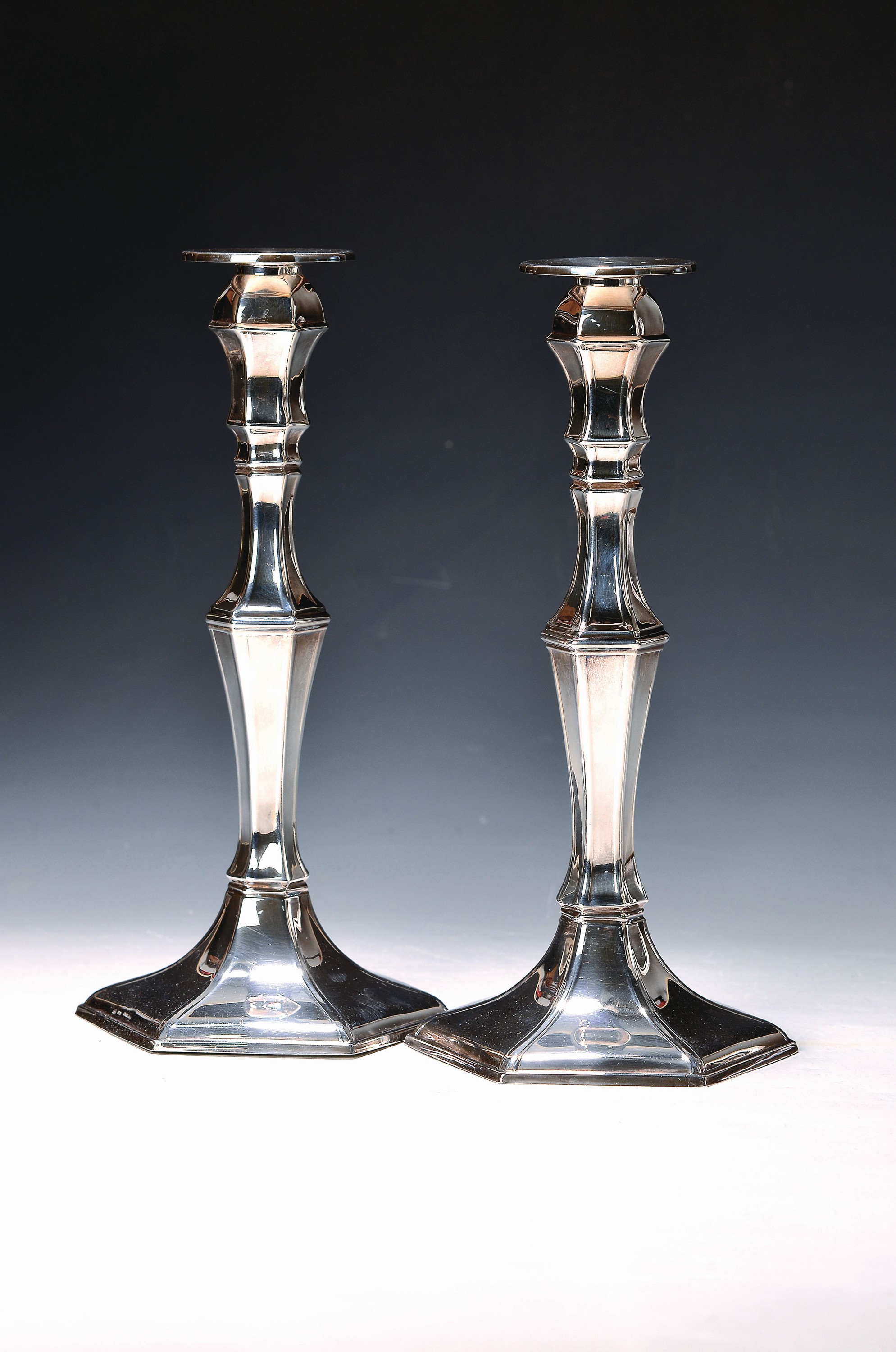 Paar silberne Kerzenleuchter, Frühbarockstil, Sterlingsilber, sechseckig, H. ca. 27.5 cm, gefüllt