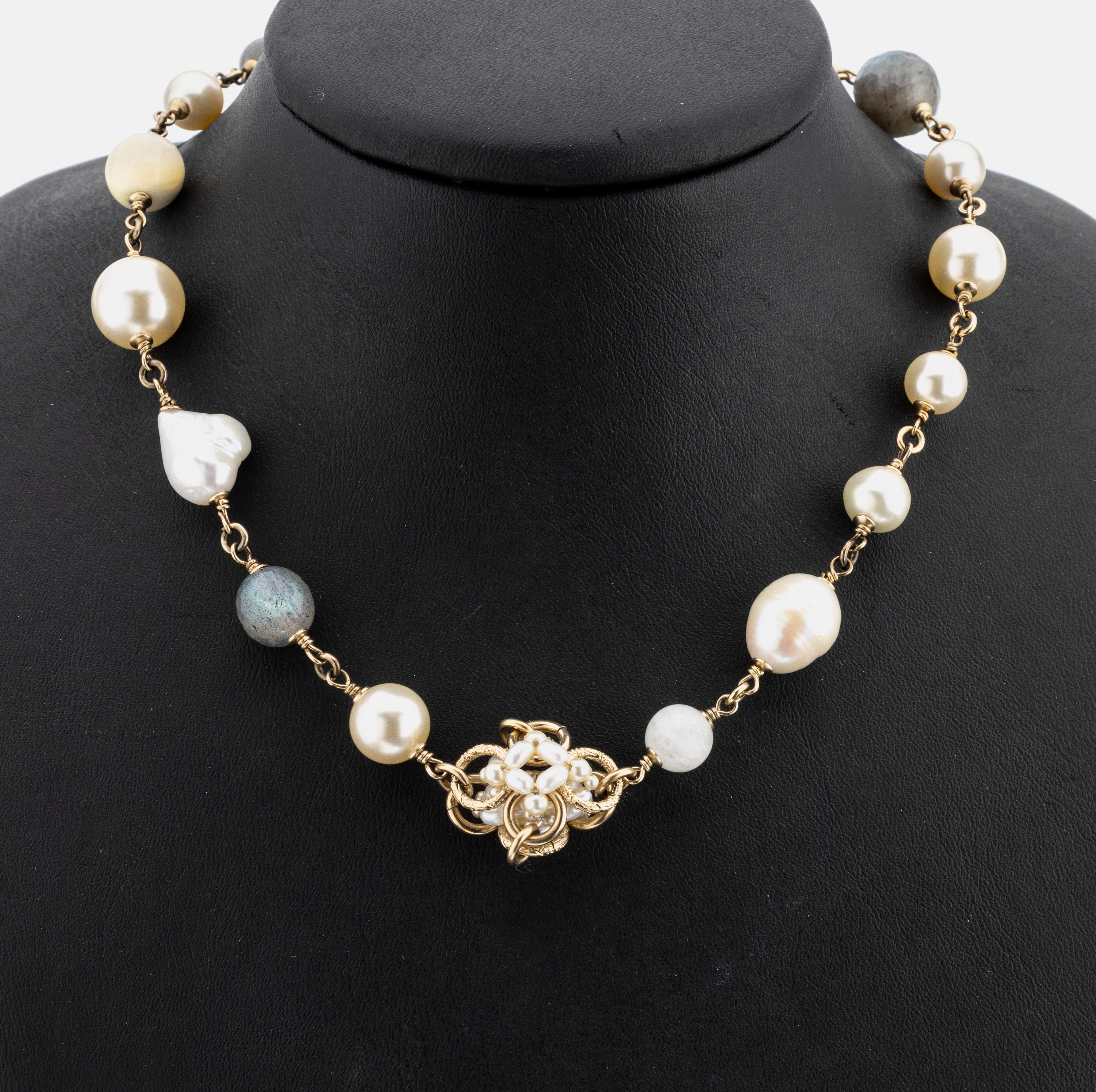 CHANEL Collier, Metall verg., Kunstperlen in versch. Größen und Formen, facett. changierende Glasperlen, L. variabel 92-97 cm,sign., Vergoldung ...