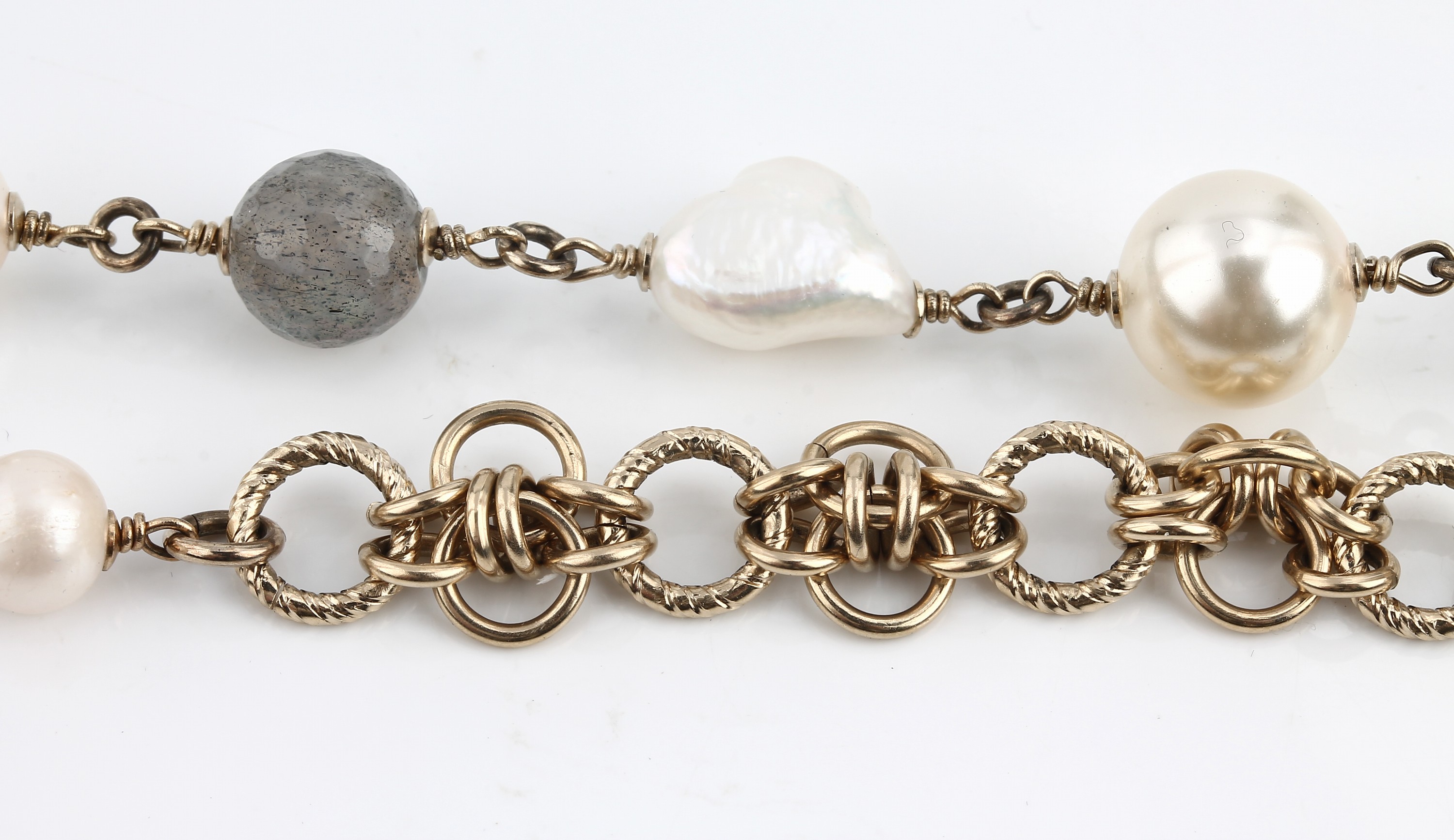 Detail a: CHANEL Collier, Metall verg., Kunstperlen in versch. Größen und Formen, facett. changierende Glasperlen, L. variabel 92-97 cm,sign., Vergoldung ...