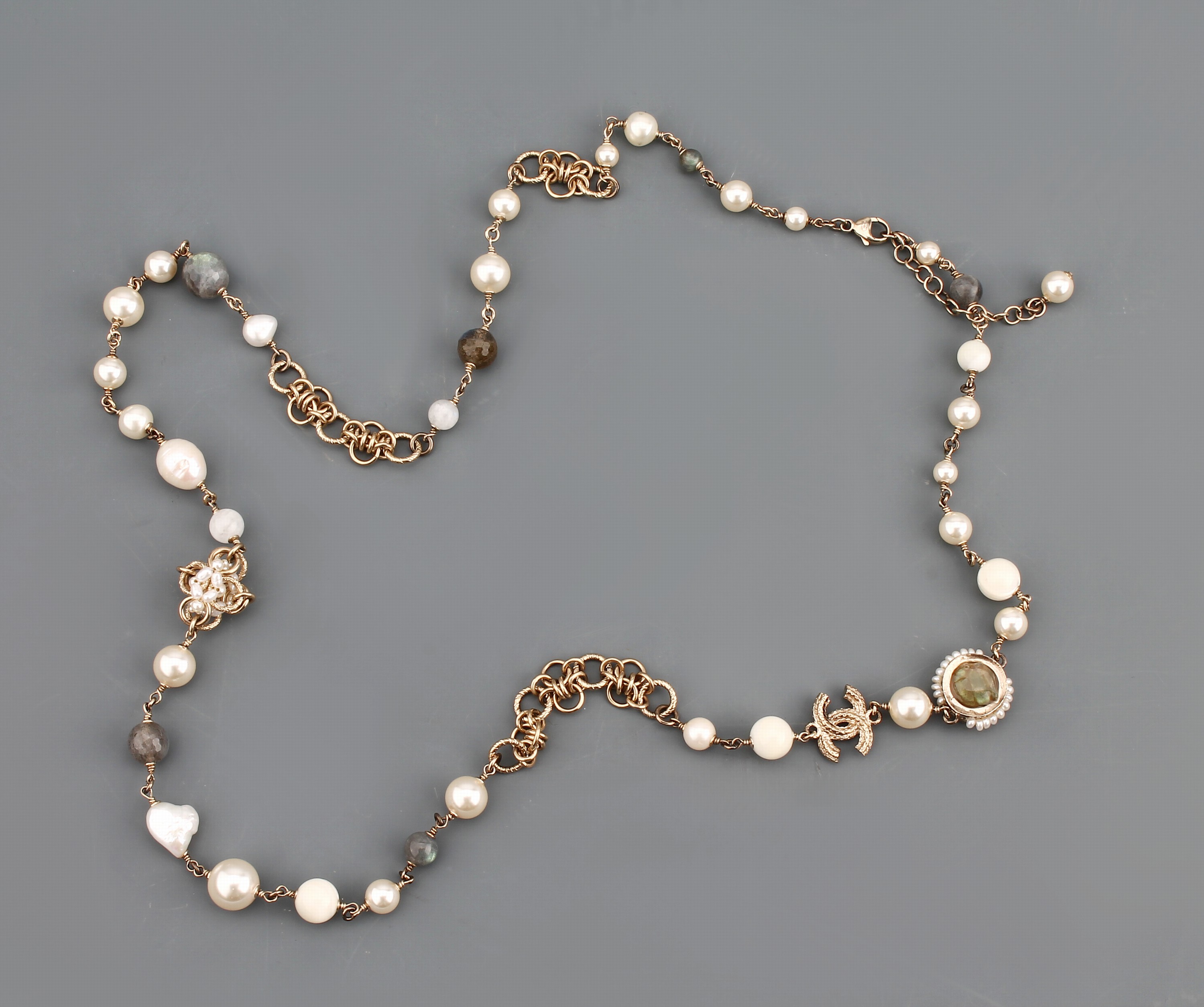 Detail b: CHANEL Collier, Metall verg., Kunstperlen in versch. Größen und Formen, facett. changierende Glasperlen, L. variabel 92-97 cm,sign., Vergoldung ...