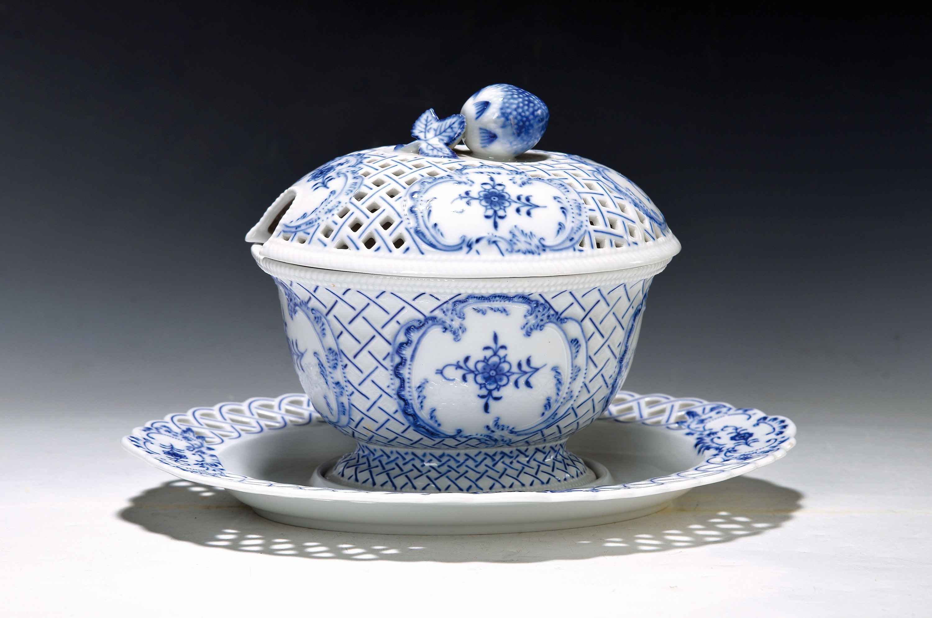 Deckelsauciere mit Presentoire, Meissen, 80er Jahre, Deckel und Unterteller mit Durchbrucharbeit, Erdbeerbekrönung, blaue Unterglasurmalerei, 18 x ...