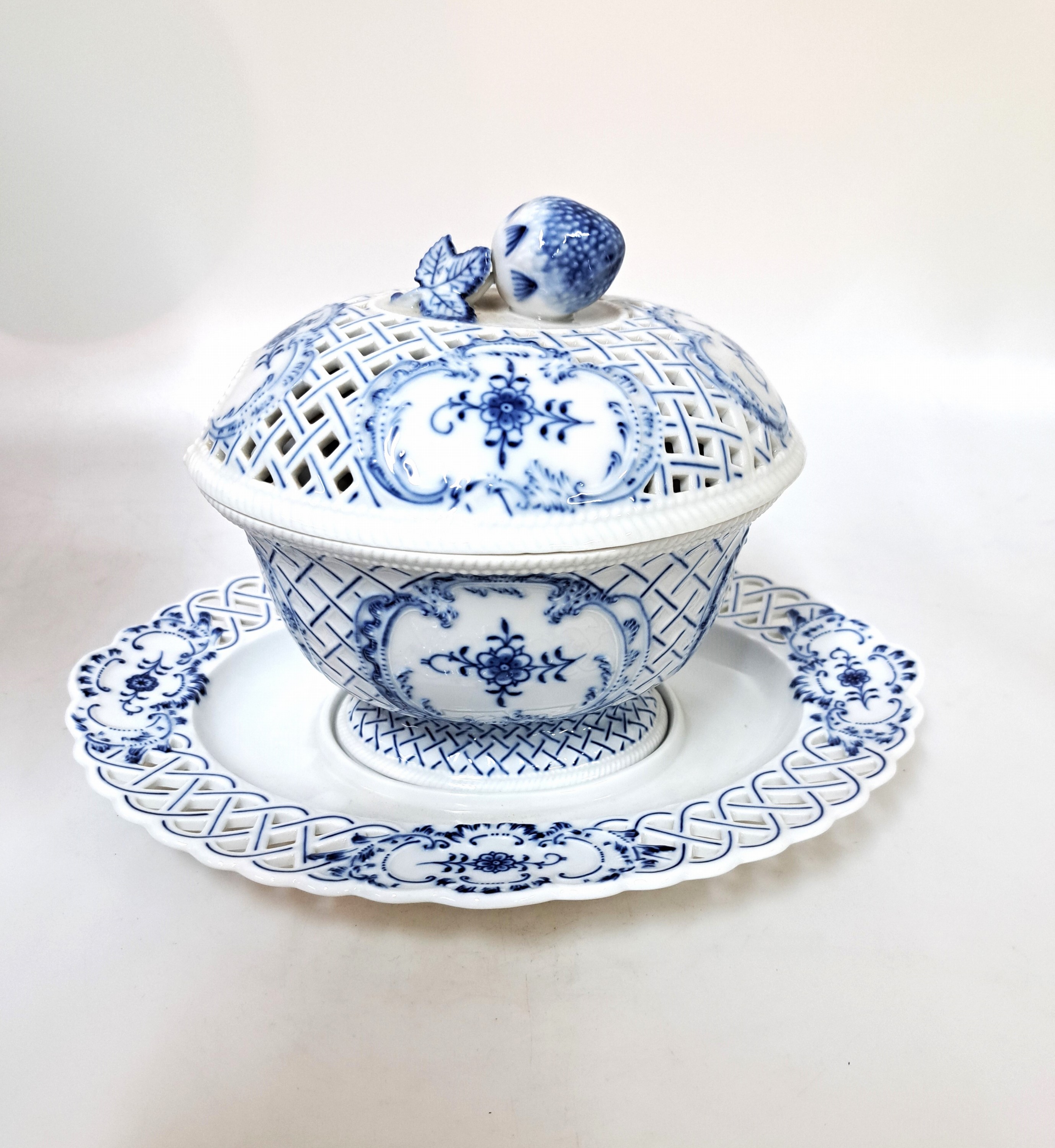 Detail a: Deckelsauciere mit Presentoire, Meissen, 80er Jahre, Deckel und Unterteller mit Durchbrucharbeit, Erdbeerbekrönung, blaue Unterglasurmalerei, 18 x ...