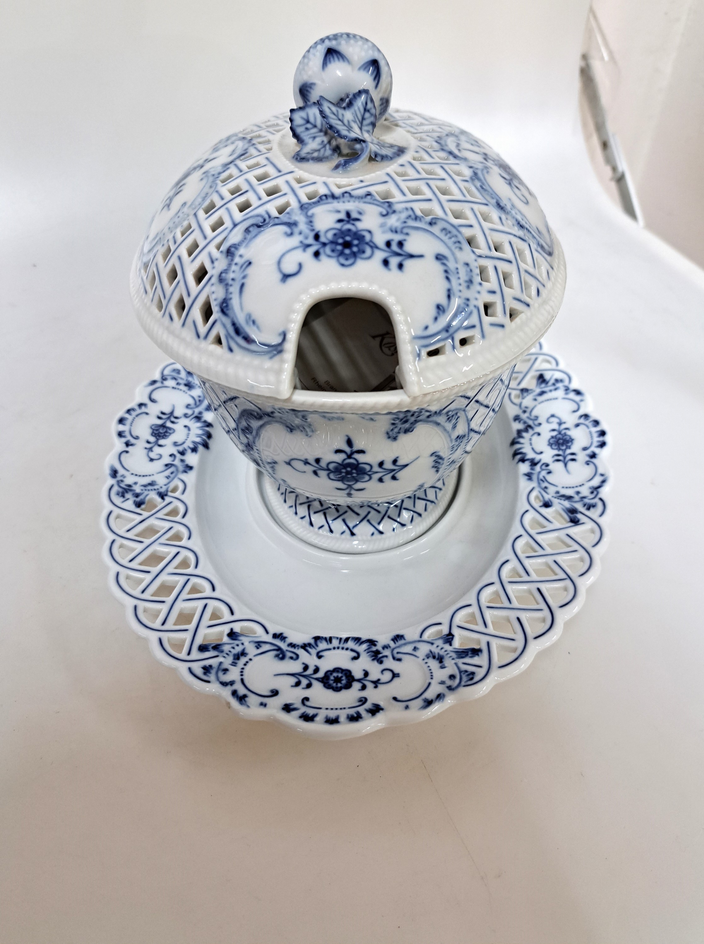 Detail b: Deckelsauciere mit Presentoire, Meissen, 80er Jahre, Deckel und Unterteller mit Durchbrucharbeit, Erdbeerbekrönung, blaue Unterglasurmalerei, 18 x ...