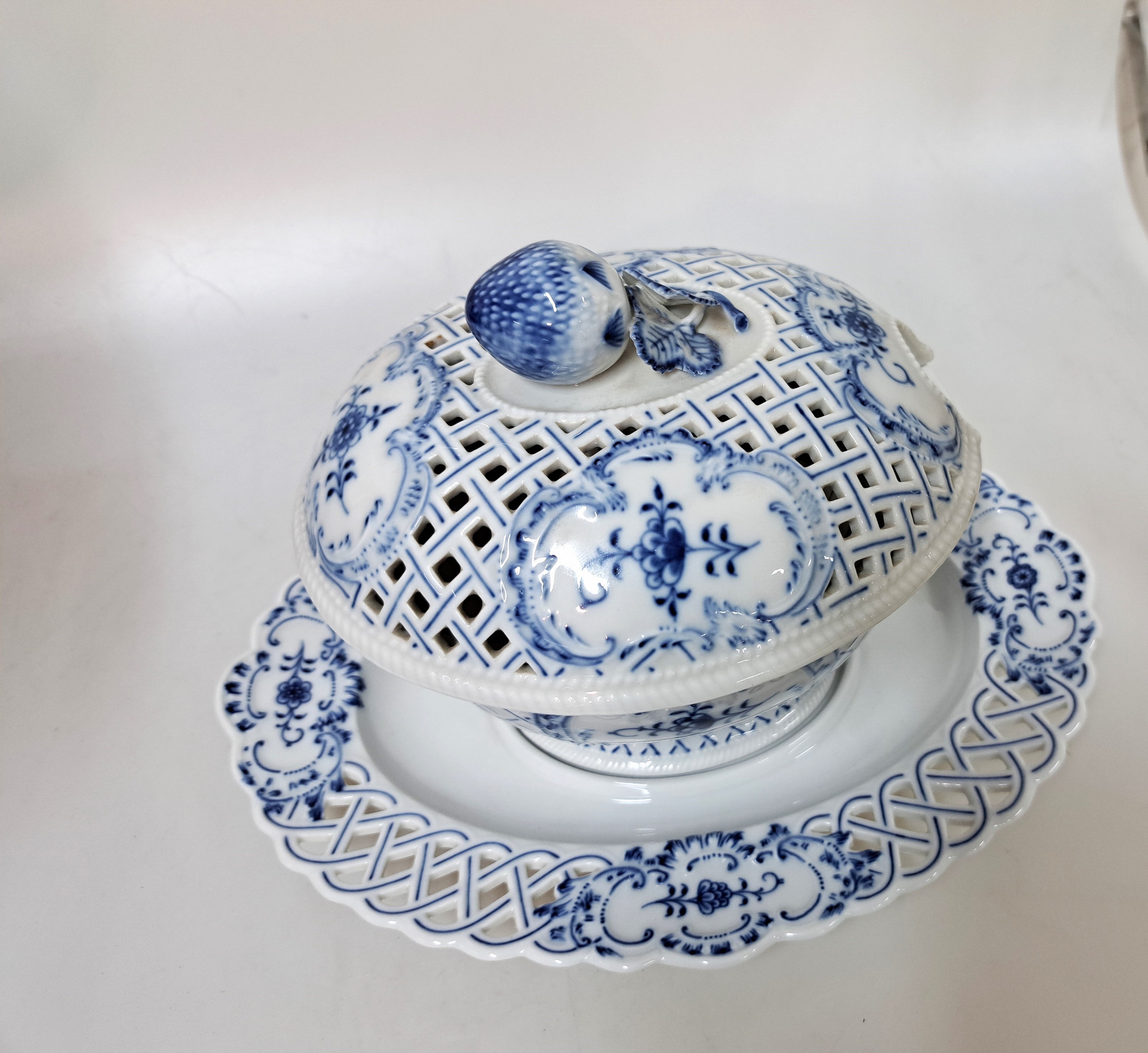 Detail c: Deckelsauciere mit Presentoire, Meissen, 80er Jahre, Deckel und Unterteller mit Durchbrucharbeit, Erdbeerbekrönung, blaue Unterglasurmalerei, 18 x ...