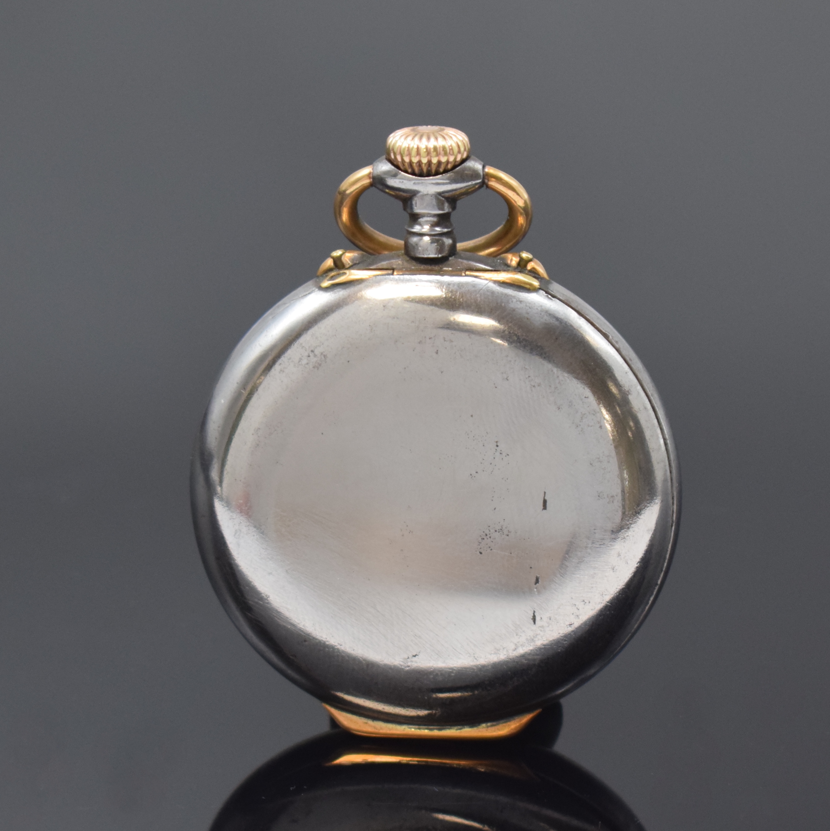 Detail a: ZENITH Herrentaschenuhr mit Wecker, Schweiz um 1920, glattes brüniertes Geh. m. Goldscharnier, Emailzifferbl. m. arab. Outline-Zahlen, ...