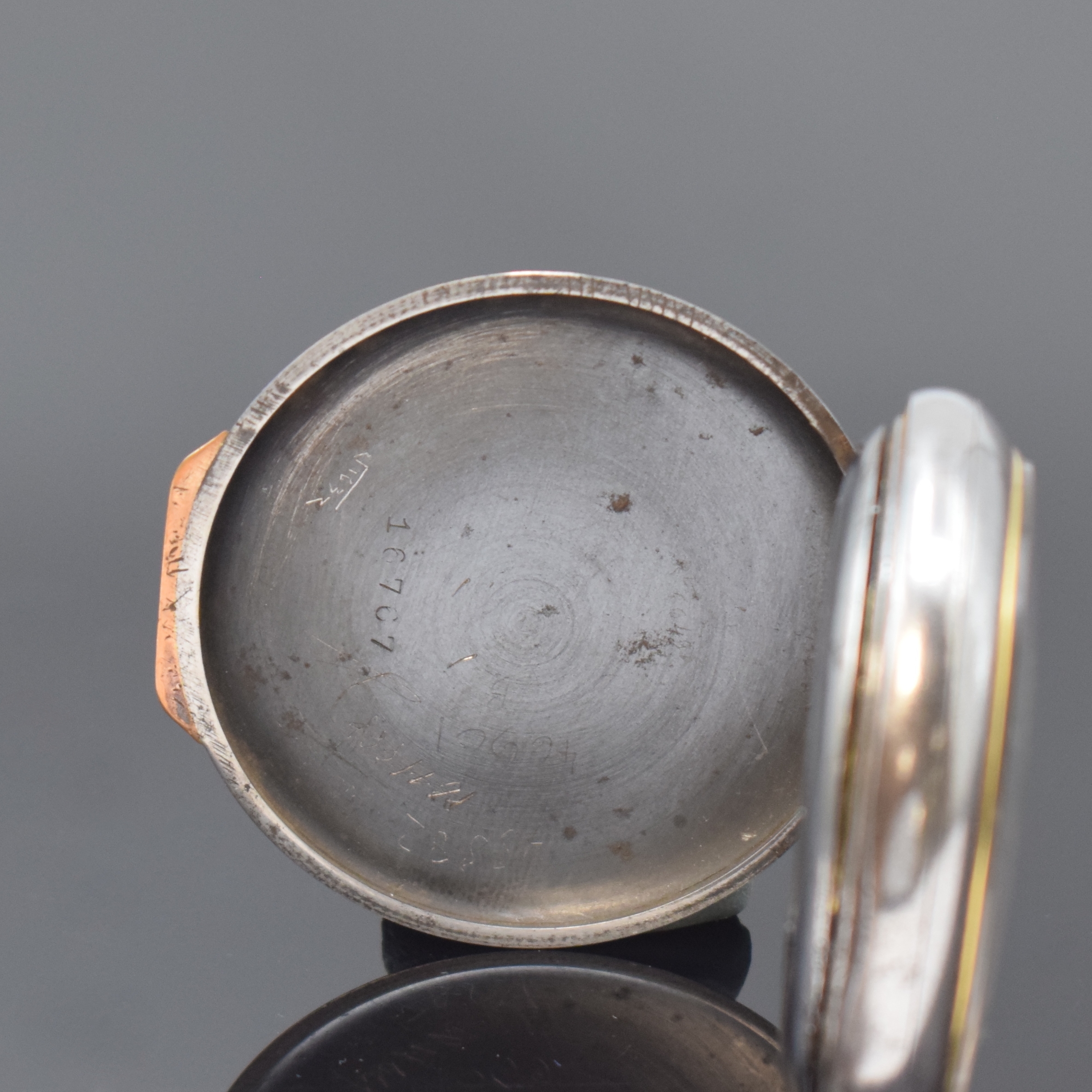 Detail b: ZENITH Herrentaschenuhr mit Wecker, Schweiz um 1920, glattes brüniertes Geh. m. Goldscharnier, Emailzifferbl. m. arab. Outline-Zahlen, ...