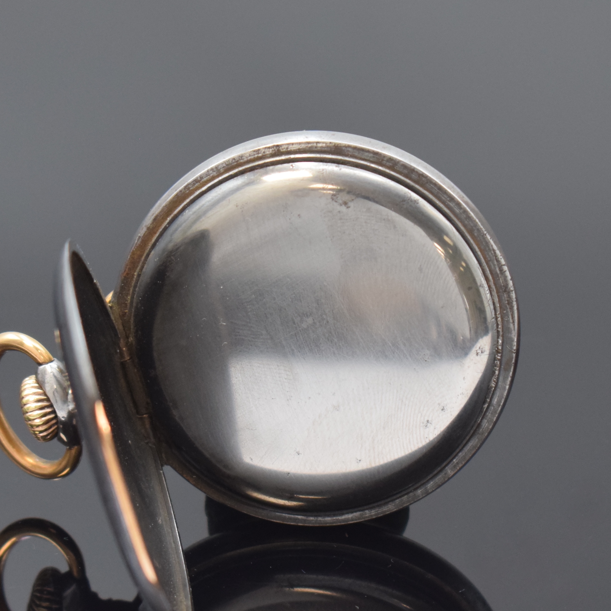Detail c: ZENITH Herrentaschenuhr mit Wecker, Schweiz um 1920, glattes brüniertes Geh. m. Goldscharnier, Emailzifferbl. m. arab. Outline-Zahlen, ...