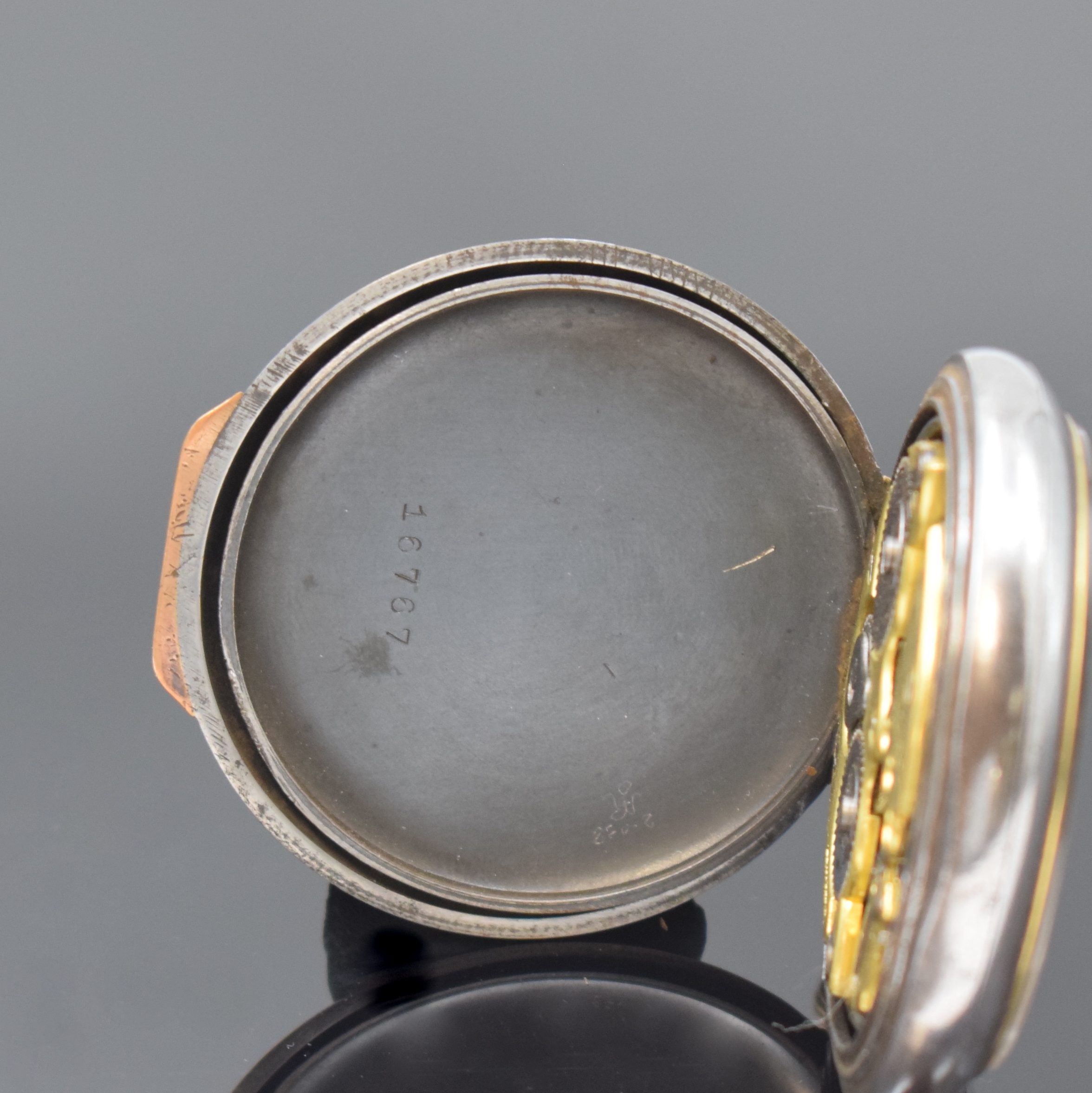 Detail d: ZENITH Herrentaschenuhr mit Wecker, Schweiz um 1920, glattes brüniertes Geh. m. Goldscharnier, Emailzifferbl. m. arab. Outline-Zahlen, ...