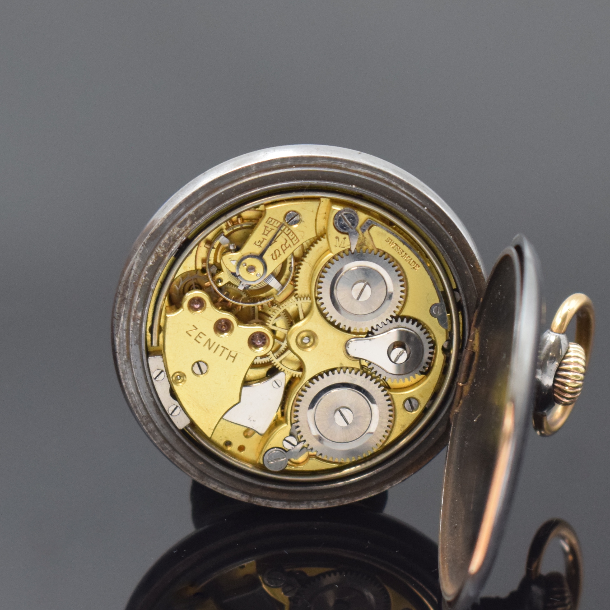 Detail e: ZENITH Herrentaschenuhr mit Wecker, Schweiz um 1920, glattes brüniertes Geh. m. Goldscharnier, Emailzifferbl. m. arab. Outline-Zahlen, ...