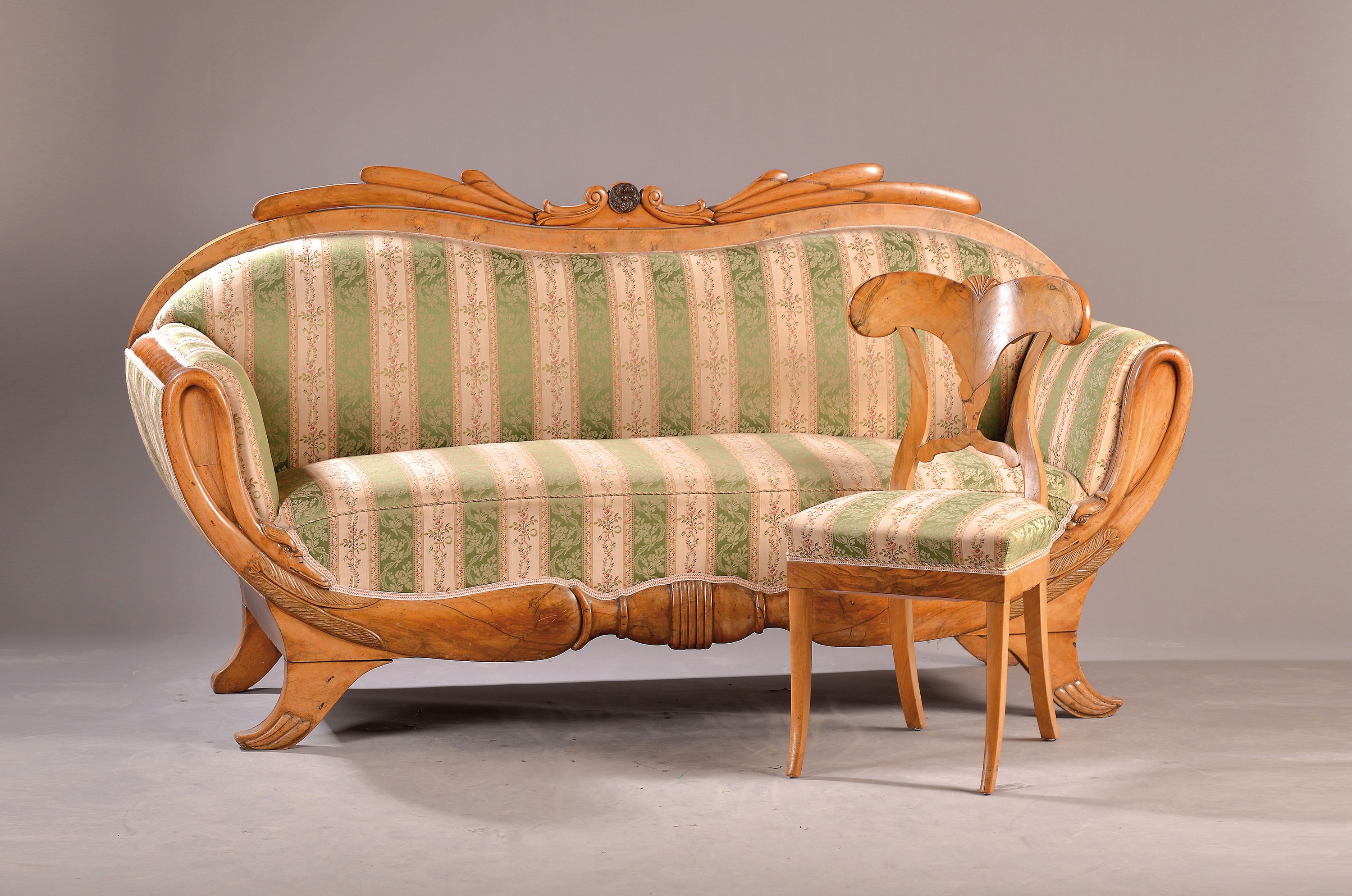Biedermeier Sofa, wohl Umkreis Mainz, um 1830, Nussbaum massiv, elegante Form mit leicht ausgestellten Beine, Lehnen mit Schwanenhälsenbeschnitzt, ...