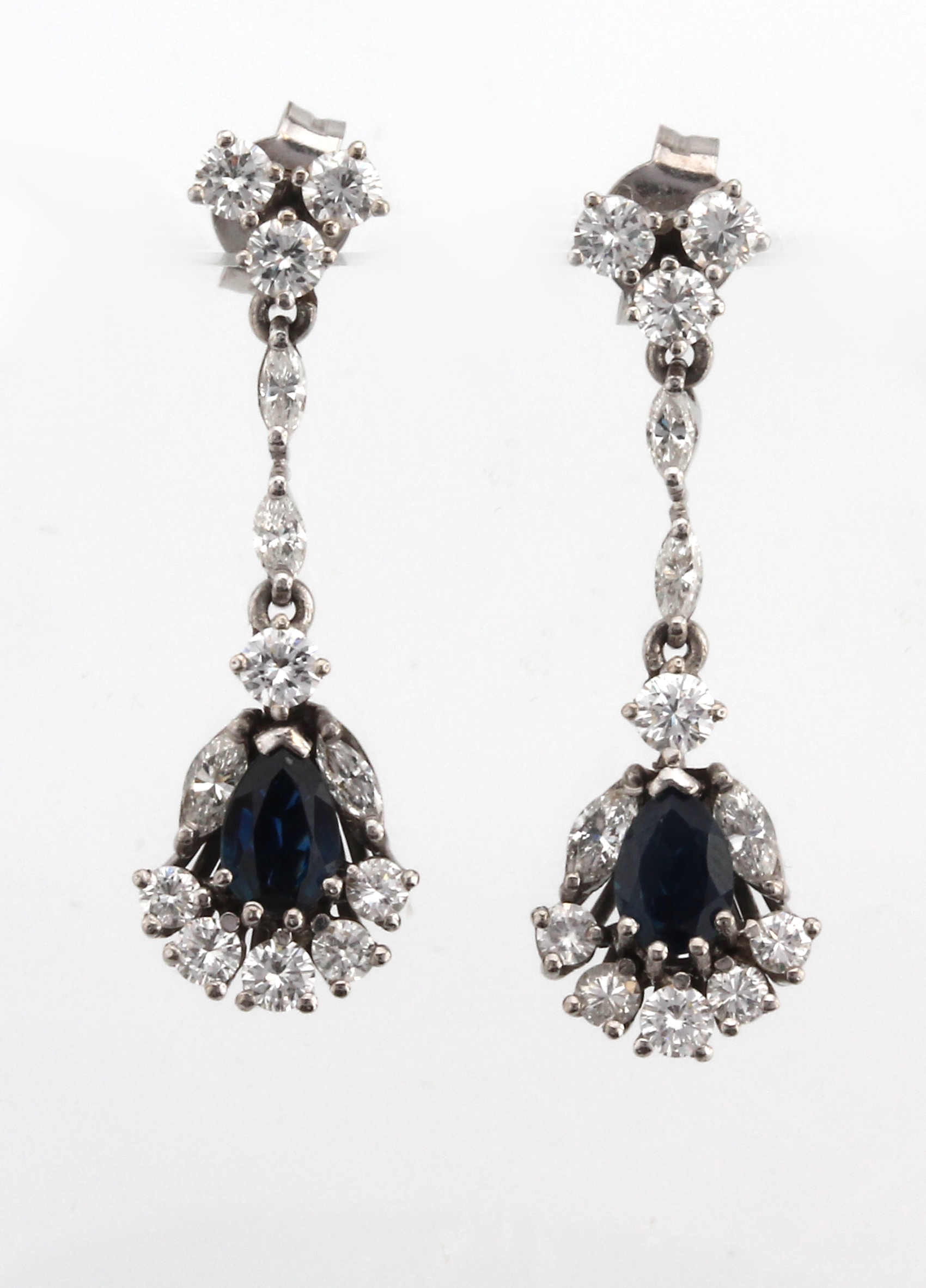 Paar 18 kt Gold Saphir-Diamant-Ohrgehänge, WG 750/000, 2 facett. Saphir-Tropfen zus. ca. 0.25 ct, Brillanten und Diamant- Navettes zus. ca. 1.20 ct ...