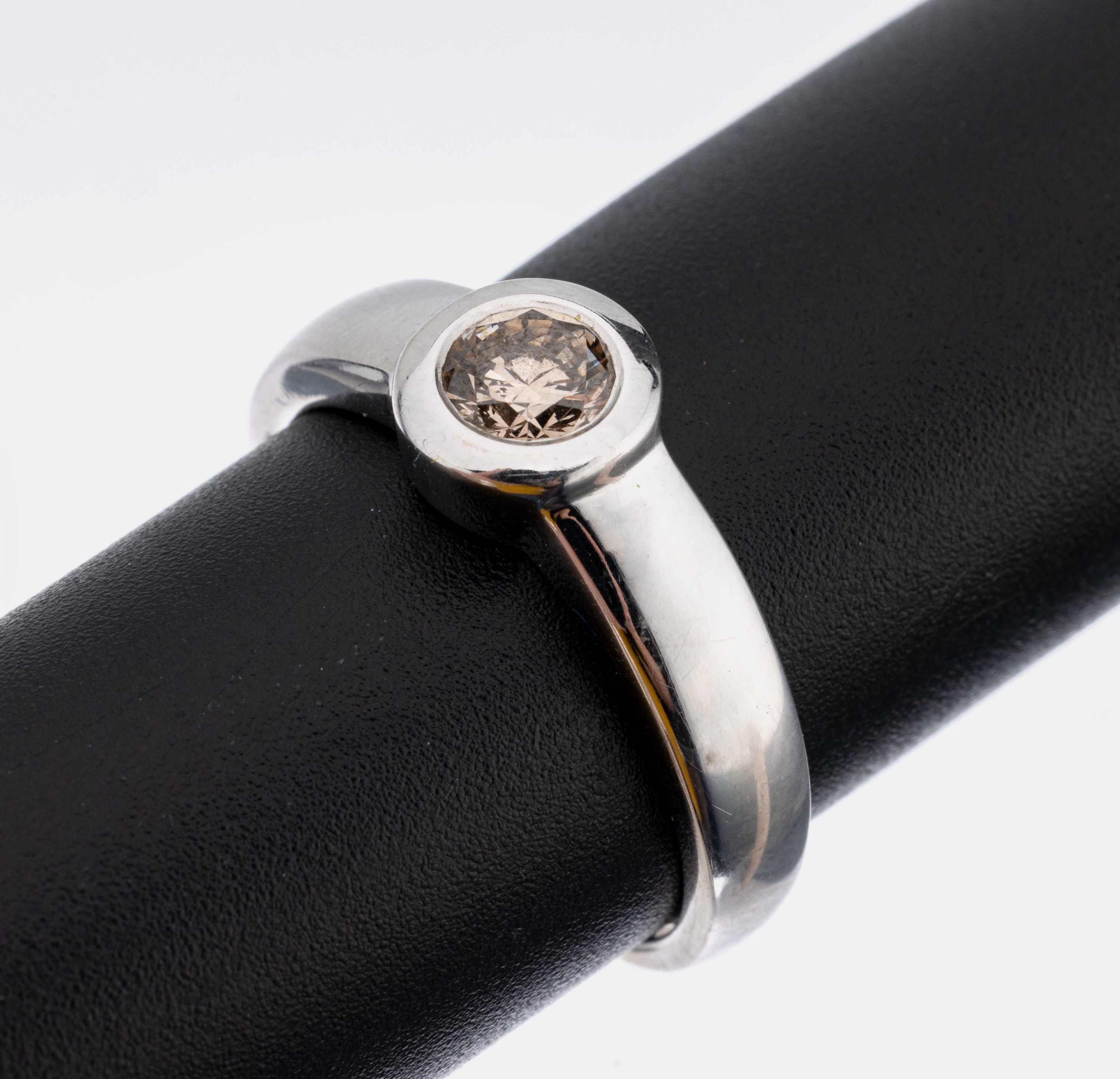 14 kt Gold Brillant-Bandring, WG 585/000, Brillant ca. 0.50 ct Cognac/si-p1, RW 57, ca. 4.1 g