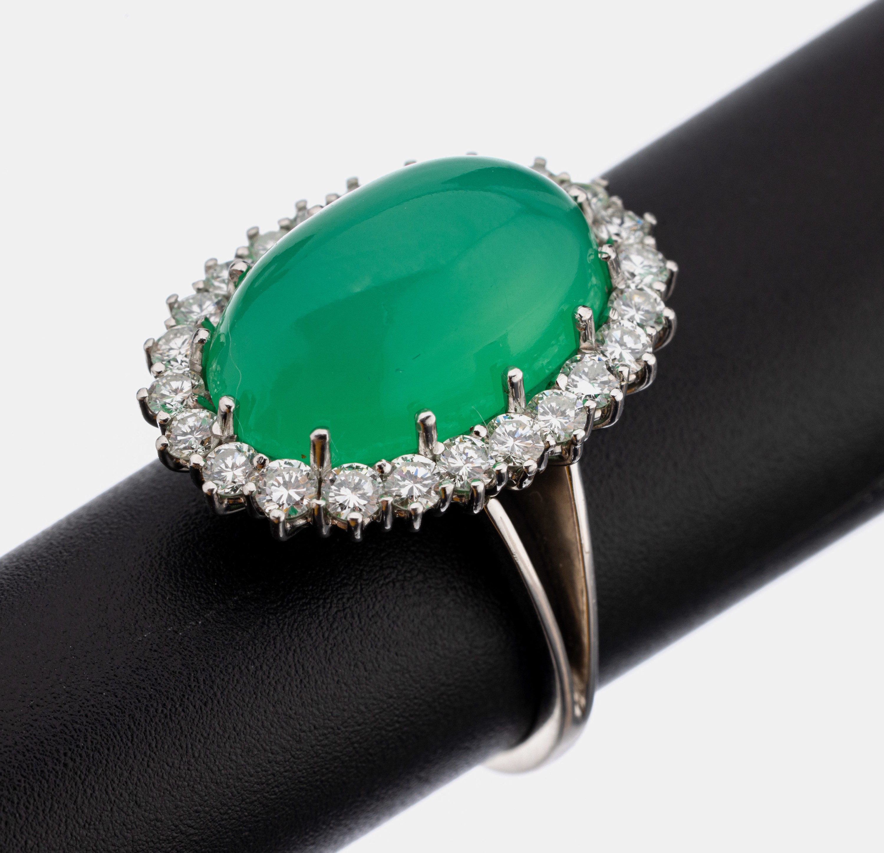 18 kt Gold Chrysopras-Brillant-Ring, WG 750/000, ovaler Chrysoprascabochon umgeben von Kranz aus Brillanten zus. ca. 1.25 ct feines Weiß-Weiß/vs, ...