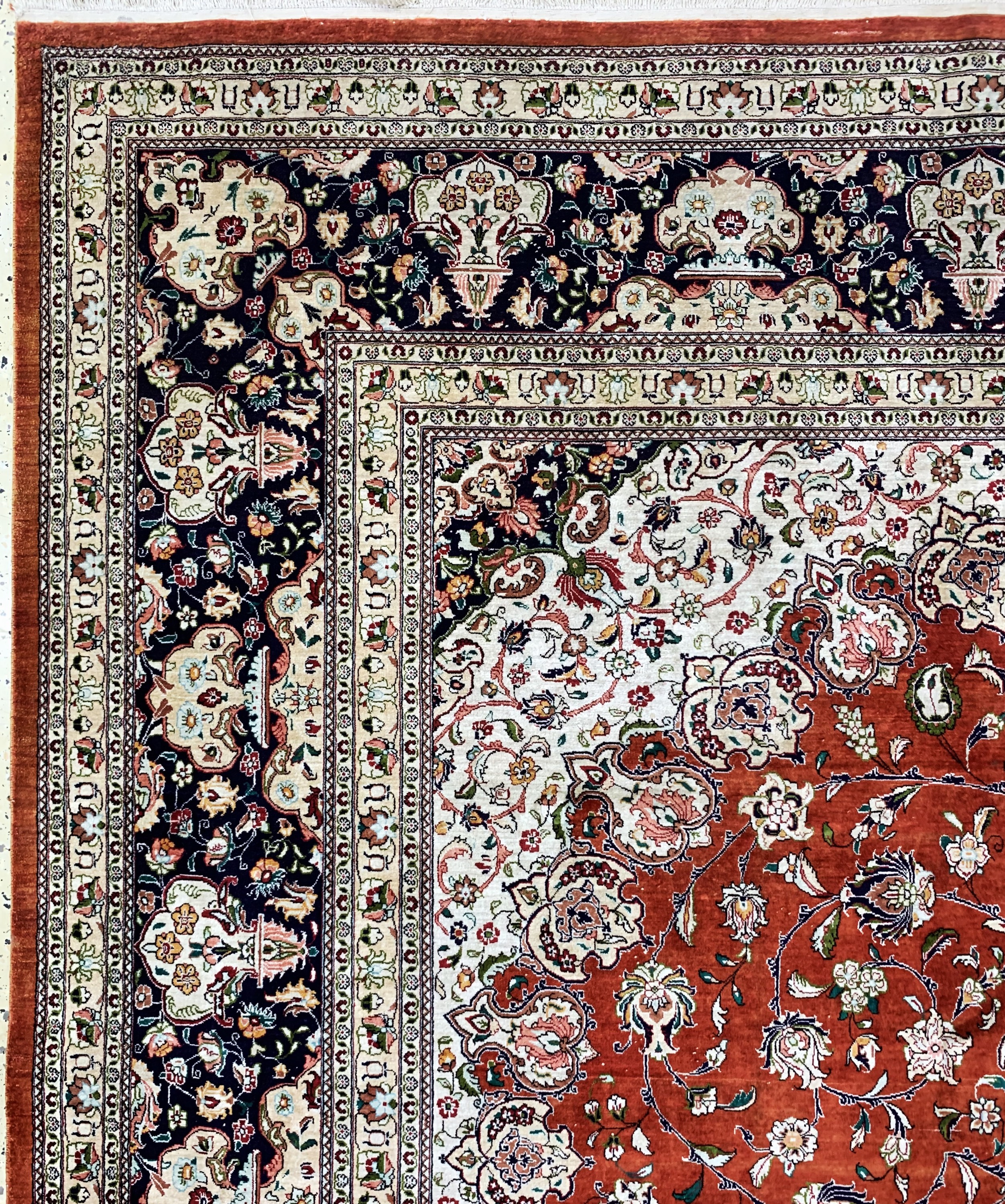 Detail e: Ghom Seide, Persien, Mitte 20.Jhd, reine Naturseide, ca. 350 x 245 cm, leicht verfärbt,EHZ: 2