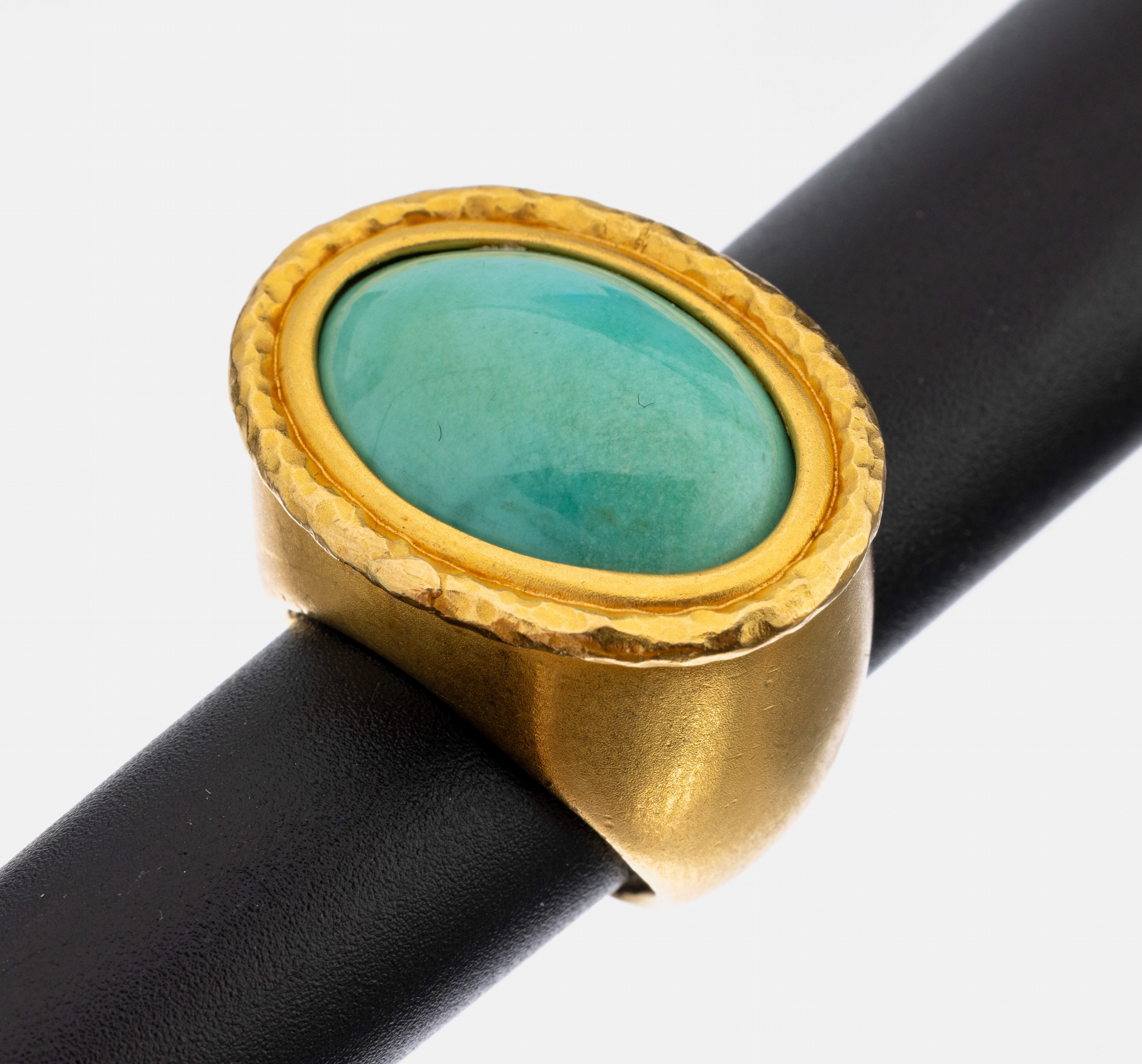 18 kt Gold Amazonit-Ring, GG 750/000, ovaler Amazonitcabochon, innen Verkleinerungsschiene aus Silber, ca. 21.7 g, eventuell gefüllt, RW 48