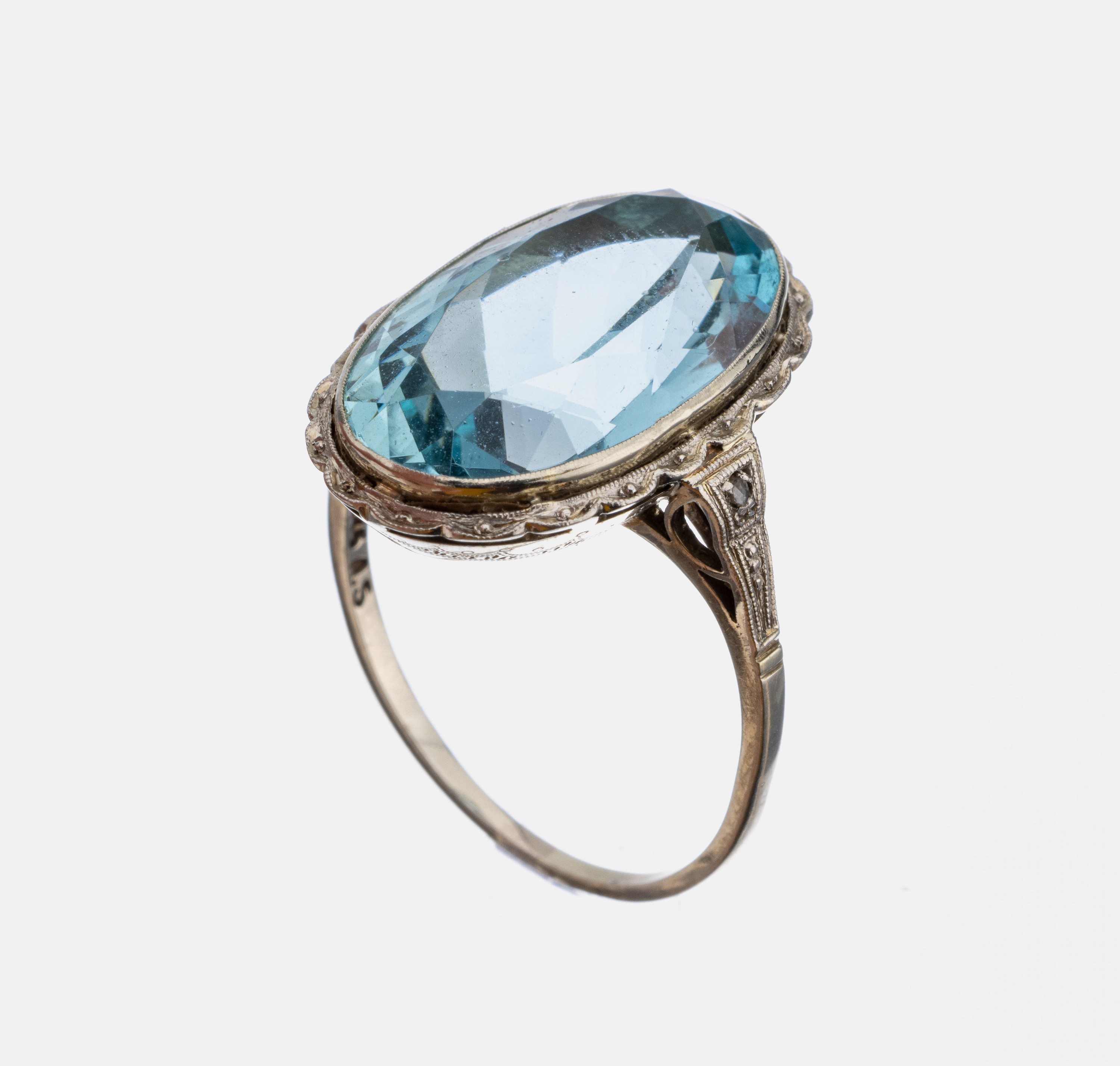 18 kt Gold Art-Deco-Aquamarin-Ring, WG 750/000, um 1925, ovalfacett. Aquamarin von guter Farbe ca. 12.0 ct, schlichte Fassung, RW58, ca. 5.3 g