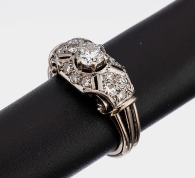 Image 26898635 - 18 kt Gold Diamant-Ring, 1940er Jahre, WG 750/000, Brillant ca. 0.54 feines ...