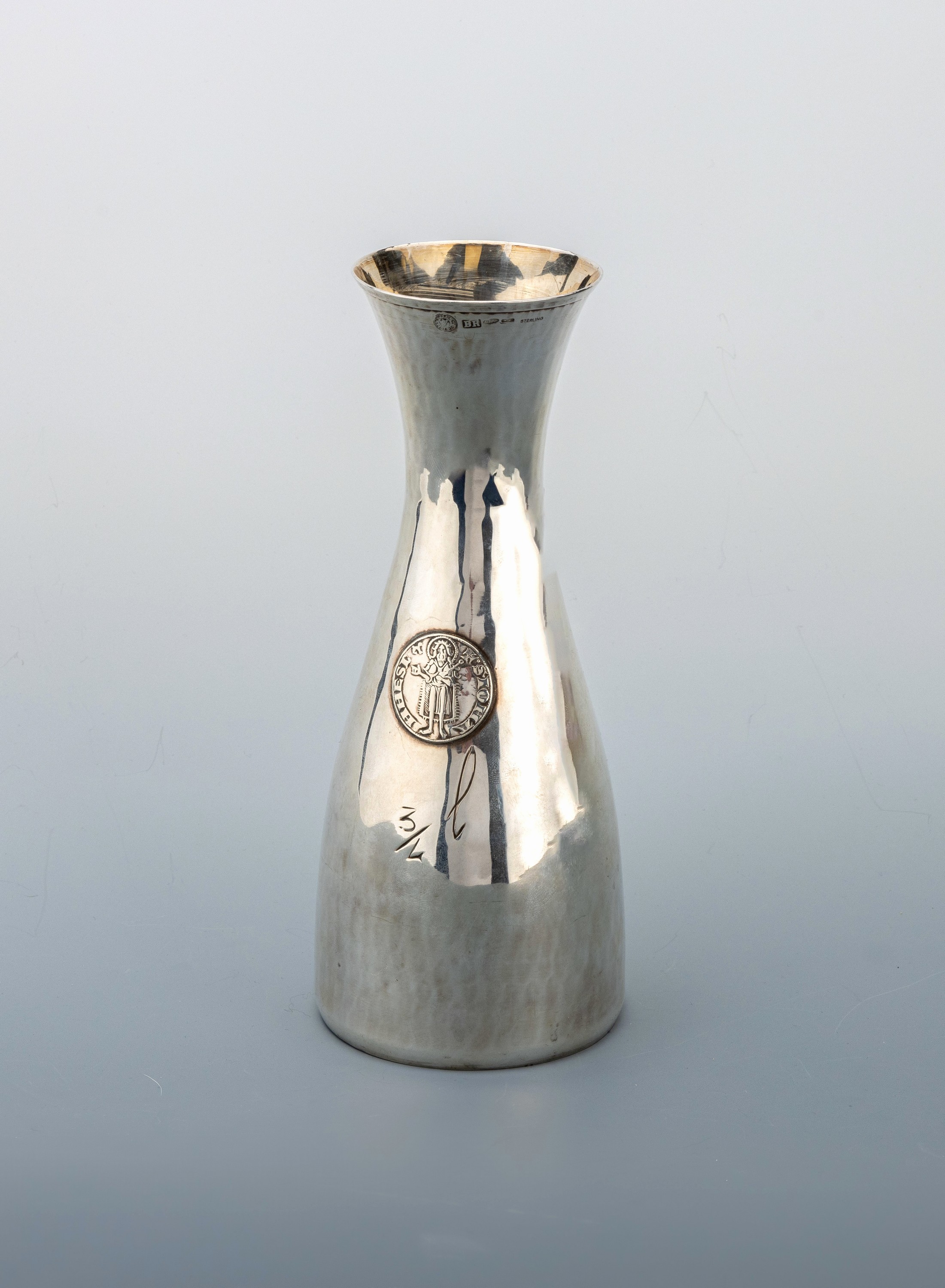 Karaffe, Italien, 925er Silber, Treibarbeit, Meistermarke unged., eingearbeitete Silbermünze, H ca. 22.5 cm, ca. 370 g