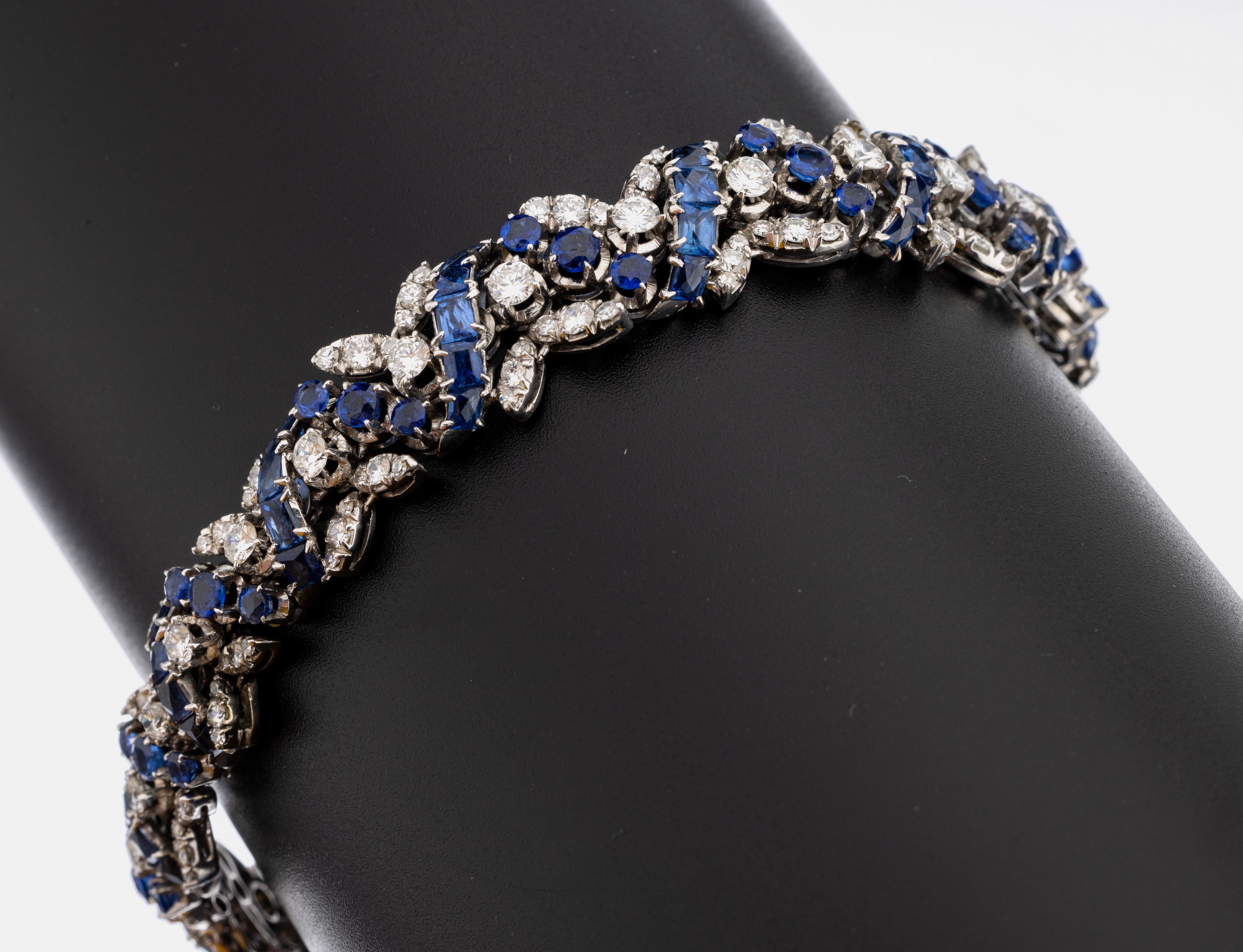 18 kt Gold Saphir-Diamant-Armband, WG 750/000, rundfacett. Saphire zus. ca. 5.0 ct, Brillanten und 8/8-Diamanten zus. ca. 4.0 ct feines ...