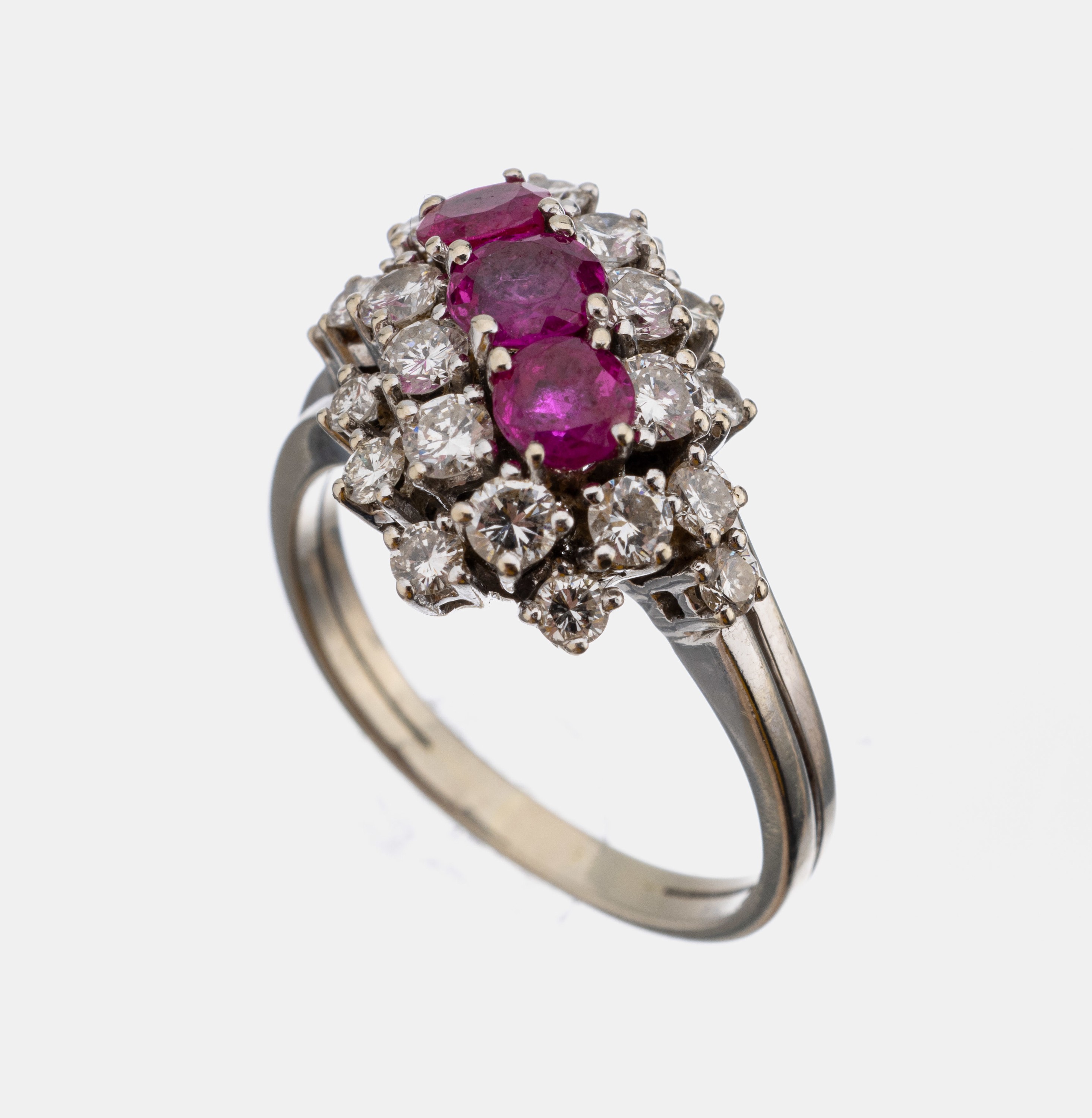 14 kt Gold Rubin-Brillant-Ring, WG 585/000,3 rundfacett. Rubine zus. ca. 0.80 ct, Brillanten zus. ca. 1.20 ct feines Weiß -Weiß/vs-si, RW 56, ca. ...