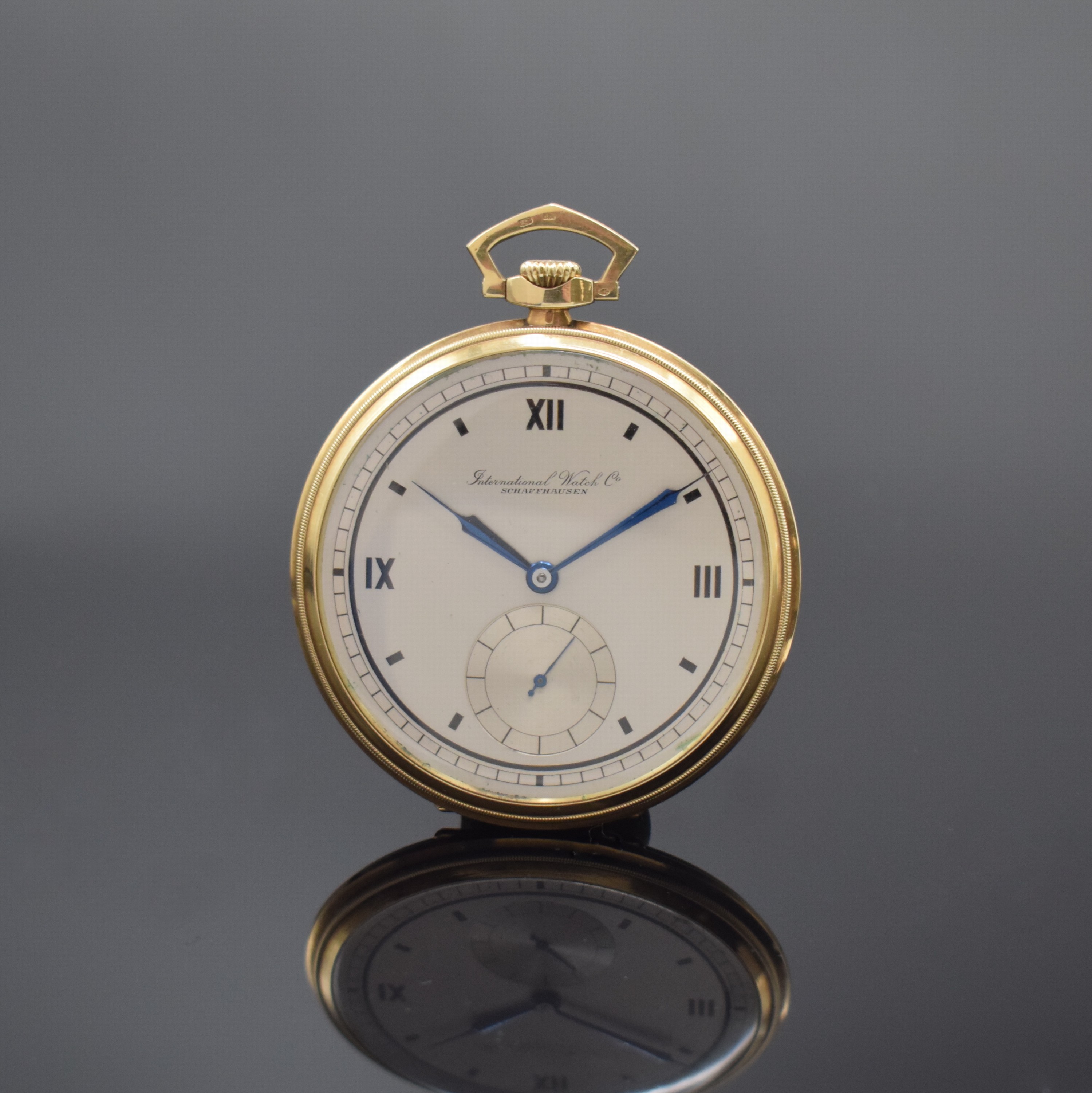 IWC offene Herrentaschenuhr in GG 585/000, Schweiz um 1930, Rückdeckel m. Streifendekor, Metallcuvette, silb. Zifferbl. m. gebl. Zeigern, kl. Sek., ...