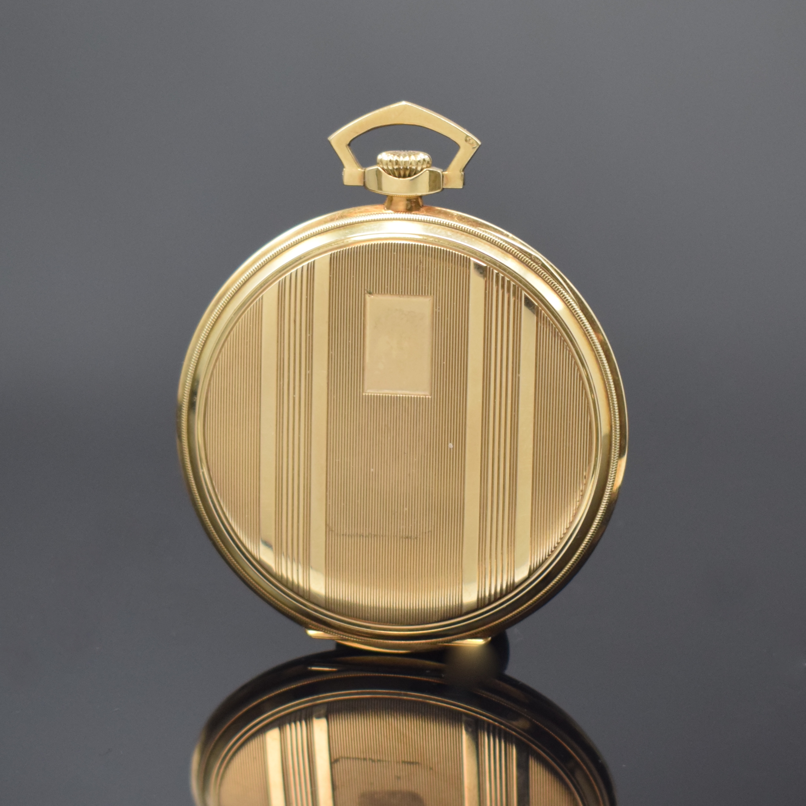 Detail a: IWC offene Herrentaschenuhr in GG 585/000, Schweiz um 1930, Rückdeckel m. Streifendekor, Metallcuvette, silb. Zifferbl. m. gebl. Zeigern, kl. Sek., ...