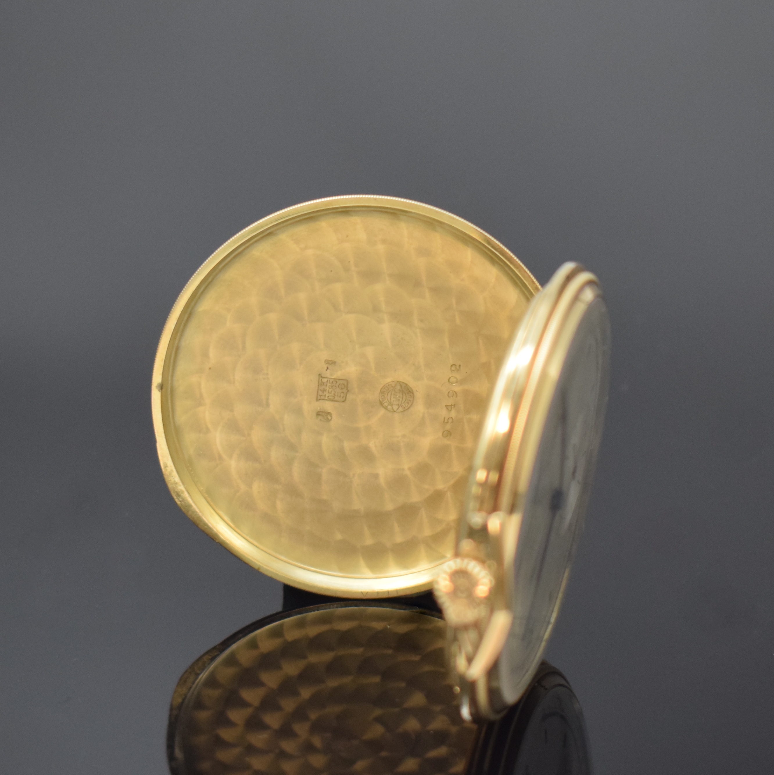 Detail b: IWC offene Herrentaschenuhr in GG 585/000, Schweiz um 1930, Rückdeckel m. Streifendekor, Metallcuvette, silb. Zifferbl. m. gebl. Zeigern, kl. Sek., ...