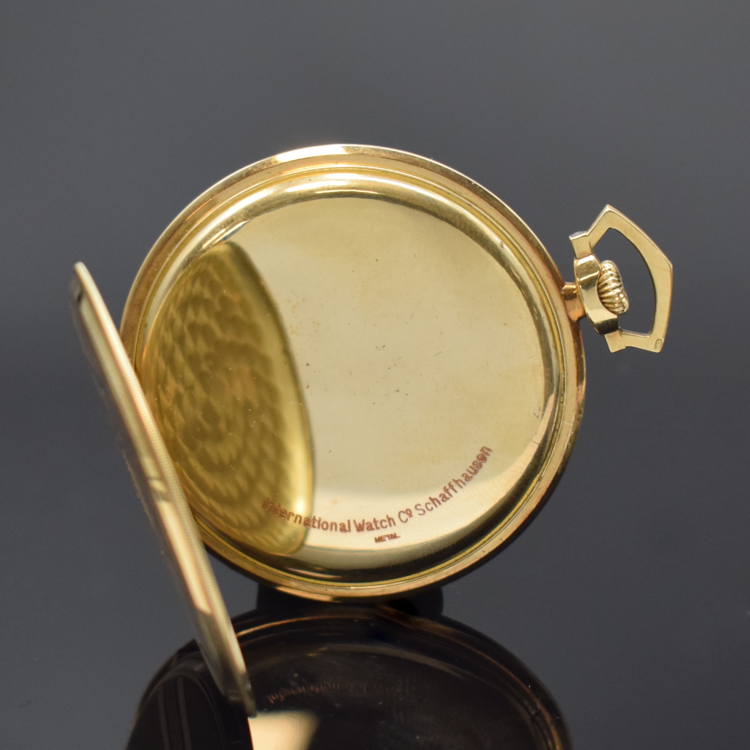 Detail c: IWC offene Herrentaschenuhr in GG 585/000, Schweiz um 1930, Rückdeckel m. Streifendekor, Metallcuvette, silb. Zifferbl. m. gebl. Zeigern, kl. Sek., ...
